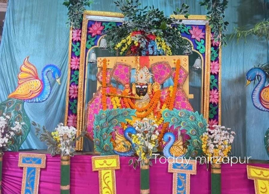 बरिया घाट विजयदशमी मेले में उमड़ा जनसैलाब, आकर्षक झांकियों ने मोहा मन
मिर्जापुर। नगर के बरिया घाट में विजयदशमी मेले को देखने के लिए लोगों की भारी भीड़ उमड़ी। मेले में सजी आकर्षक झांकियां लोगों के आकर्षण का केंद्र रहीं। पर्व को लेकर लोगों में खासा उत्साह देखने को मिला। मेले में सुरक्षा व्यवस्था बनाए रखने के लिए पुलिस प्रशासन चप्पे-चप्पे पर मुस्तैद रहा, ताकि मेला शांतिपूर्ण ढंग से संपन्न हो सके।
#Mirzapur #बरियाघाट #विजयदशमीमेला #मिर्जापुरन्यूज #TodayMirzapurNews