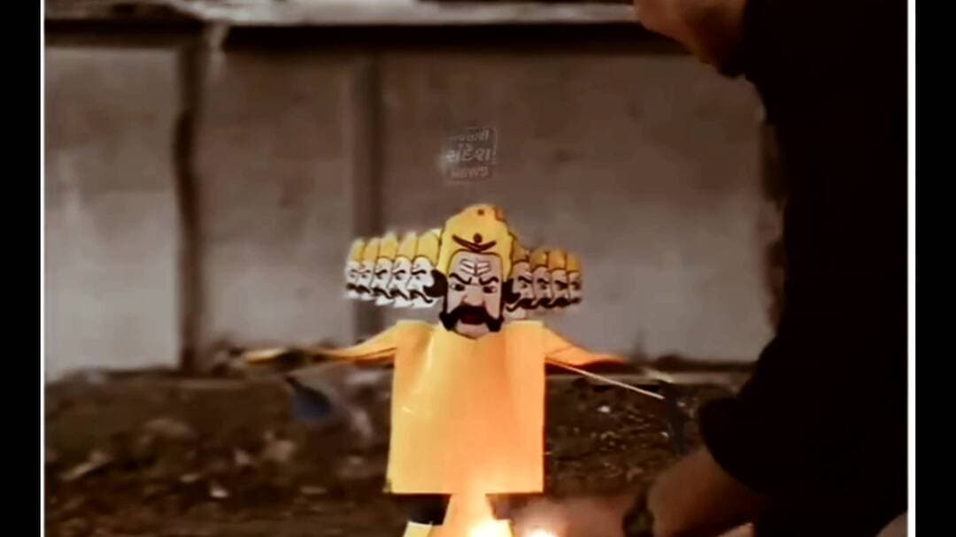 નવસારી: નવસારીમાં દશેરા પર્વની ધામધૂમ: અનોખા રાવણ દહને જમાવ્યું આકર્ષણ