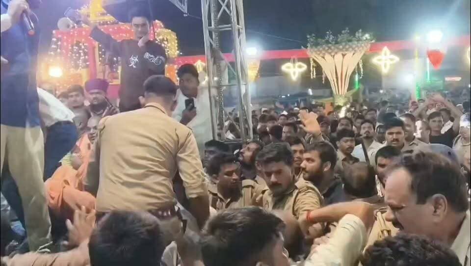 गोंडा में करनैलगंज की रामलीला में जमकर हुई धक्कामुक्की तस्वीरें देखिए और जानिए कौन किसका समर्थक और किससे हुई धक्का मुक्की