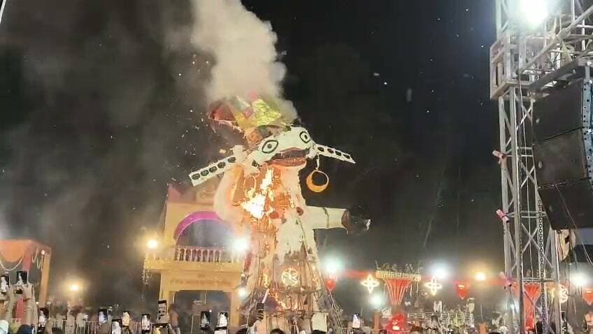 गोंडा में कर्नलगंज की रामलीला के बीच हुआ रावण दहन