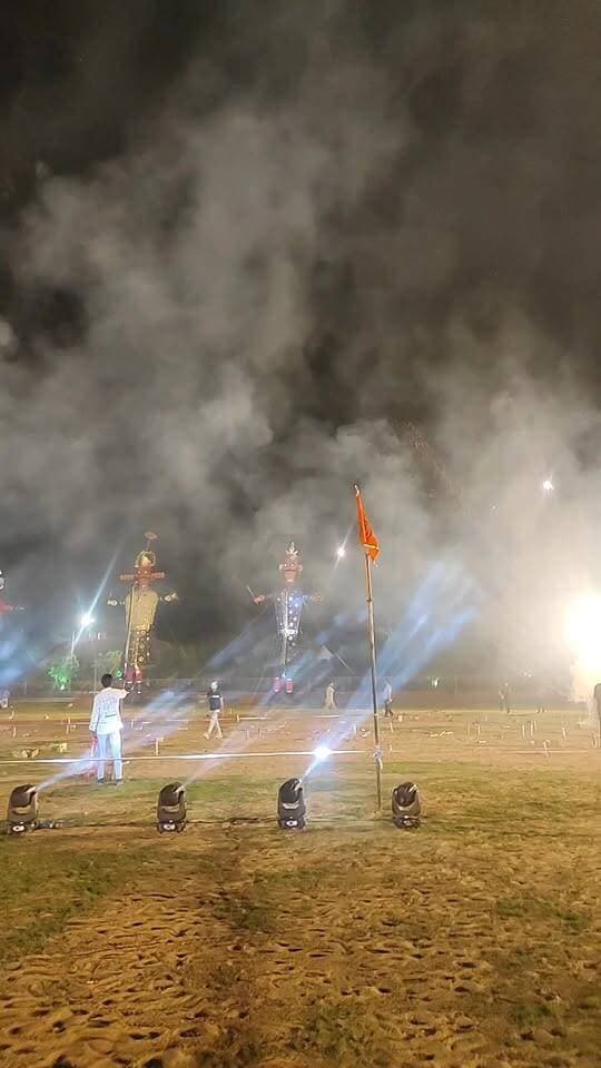 धरणीधर मैदान में विशाल रावण दहन
13 सालों हो रहा है आयोजन
रावण 90 फिट, कुम्भकर्ण, मेघनाथ 80-80 फुट और सूर्पणखा 40 फिट बनाए गए
रंग - बिरंगी आतिशबाजी के बीच भव्य आयोजन
पोलिथिन मुक्त शहर का दिया संदेश
यूपी के बुलंदशहर से आए इस्लामुद्दीन के परिवार ने किए पुतले तैयार
रामकिशन आचार्य, राजेश चुरा, अशोक मोदी लॉट्स डेयरी और देवकिशन चांडक, दुर्गाशंकर, नरेश आचार्य की टीम ने तैयारियों को दिया अंजाम।
#bikaner #रावण #दहन #धरणीधर #दशहरा #rajasthan #bikaner_update