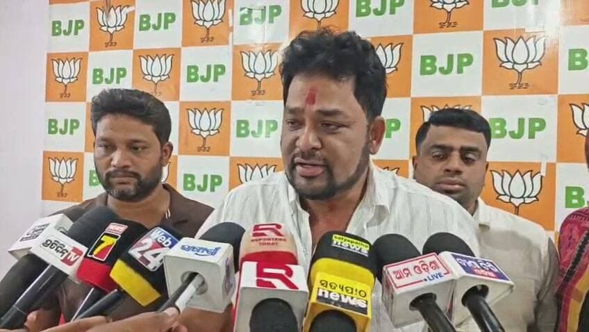 🚨 ଜୟପୁରରେ ଛାତ୍ର ସଂସଦ ନିର୍ବାଚନକୁ ନେଇ ରାଜନୀତି ସରଗରମ!
🔥 ବିକ୍ରମ ଦେବ ବିଶ୍ୱବିଦ୍ୟାଳୟରେ ପଲିଟିକାଲ ଏଣ୍ଟ୍ରି ମାରିଲେ ଜୟପୁର ବିଧାୟକ!
📢 ବିଧାୟକଙ୍କ ଏଣ୍ଟ୍ରିକୁ ନେଇ ପ୍ରତିକ୍ରିୟା ରଖିଲେ ବିଜେପି ନେତା ଗୌତମ ସାମନ୍ତରାୟ।
📍 ଜୟପୁର | କୋରାପୁଟ
#jayapur #collegeselection #OdishaNews #National24