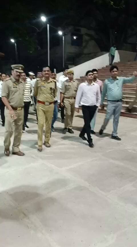 मऊ में नवरात्रि पर्व के मद्देनजर मूर्ति विसर्जन को लेकर जिला प्रशासन अलर्ट है। जिलाधिकारी आनंद वर्धन और पुलिस अधीक्षक सर्वेश कुमार मिश्रा ने तमसा नदी तट पर स्थित मूर्ति विसर्जन स्थल का निरीक्षण किया। इस दौरान अधिकारियों ने विसर्जन की तैयारियों, सुरक्षा व्यवस्था, यातायात प्रबंधन और श्रद्धालुओं की सुविधाओं का जायजा लिया। डीएम और एसपी ने संबंधित अधिकारियों एवं कर्मचारियों को मूर्ति विसर्जन कार्यक्रम शांतिपूर्ण और व्यवस्थित तरीके से संपन्न कराने के निर्देश दिए। घाट पर पर्याप्त पुलिस बल की तैनाती, भीड़ प्रबंधन और साफ-सफाई की व्यवस्था सुनिश्चित करने पर जोर दिया गया, ताकि श्रद्धालुओं को किसी तरह की परेशानी न हो। प्रशासन ने आमजन से पर्व को शांतिपूर्ण और सौहार्दपूर्ण माहौल में मनाने तथा जारी दिशा-निर्देशों का पालन करने की अपील की है।