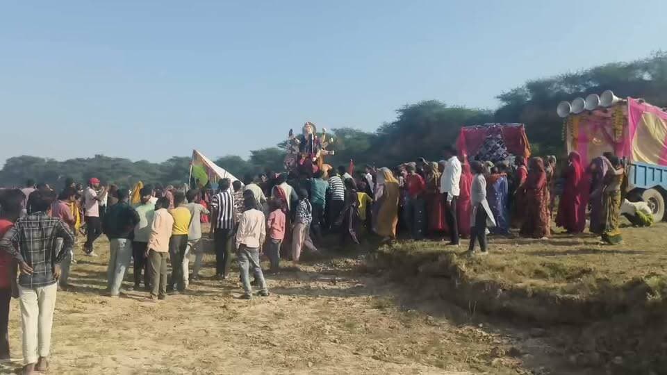 हमीरपुर में बेतवा नदी में मां दुर्गा की प्रतिमा विसर्जित, नम आंखों से दी विदाई
सरीला (हमीरपुर):- क्षेत्र के चंडौत गांव में शारदीय नवरात्र के अंतिम दिन मंगलवार को मां दुर्गा की प्रतिमा और ज्वारे का विसर्जन श्रद्धा एवं भक्तिभाव के साथ किया गया। नौ दिनों तक चले नवरात्र उत्सव के समापन पर भक्तों ने मां दुर्गा को नम आंखों से विदाई दी। विसर्जन शोभायात्रा गांव के प्राचीन शीतला माता मंदिर और छौकर माता मंदिर से प्रारंभ होकर विभिन्न मार्गों से गुजरी। इस दौरान श्रद्धालु अबीर-गुलाल उड़ाते हुए डीजे की धुन पर देवी गीतों के साथ झूमते रहे। महिलाएं सिर पर ज्वारे लेकर कतारबद्ध चल रही थीं, वहीं भक्त ‘जा रही मैया, दर्शन कर लो’ के जयघोष से माहौल को भक्तिमय बनाते रहे। गांव भ्रमण के बाद प्रतिमा को बेतवा नदी ले जाया गया, जहां पूजा-अर्चना और आरती के बाद विसर्जन किया गया। सुरक्षा व्यवस्था के मद्देनजर चंडौत चौकी प्रभारी रोहित साहू पुलिस बल के साथ घाट पर मौजूद रहे। पुलिस की निगरानी में विसर्जन कार्यक्रम शांतिपूर्ण ढंग से संपन्न हुआ।
शोभायात्रा में श्रद्धालुओं को कराया जलपान।
विसर्जन शोभायात्रा में शामिल श्रद्धालुओं एवं अन्य गांव से मूर्ति विसर्जन करने आए भक्तों की सेवा के लिए चंडौत तिराहे पर जलपान स्टॉल लगाया गया। गांव निवासी देवेंद्र राजपूत और रामसहोदर निषाद की ओर से शरबत एवं जलपान की व्यवस्था की गई, जिसमें गांव के सहयोगियों ने भी योगदान दिया।
फ़ोटो:- मूर्ति को विसर्जन के लिए ले जाते भक्तगण।