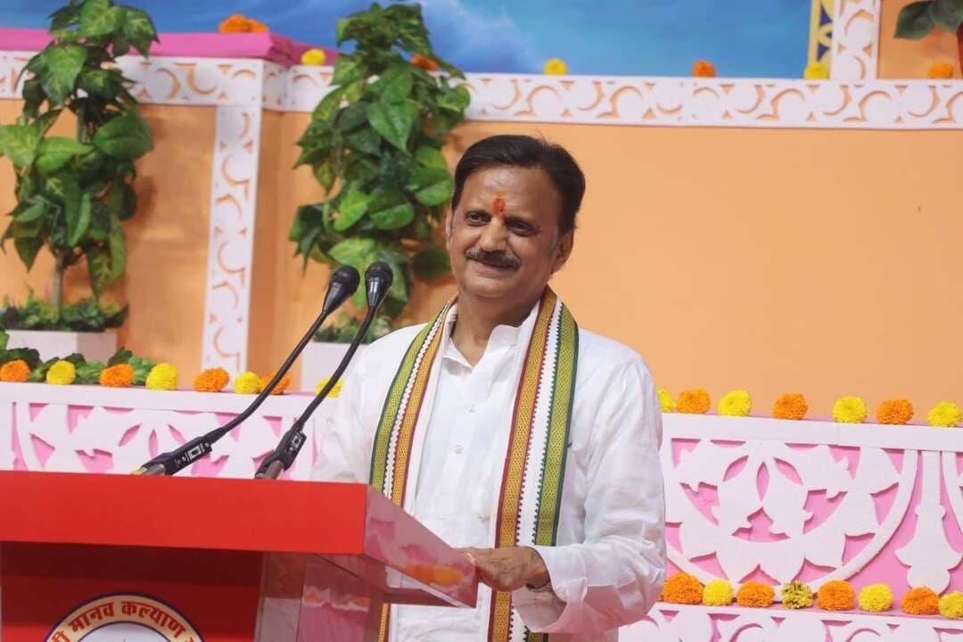 नशामुक्त एवं मांसाहार मुक्त जीवन अपनाकर जीवन को सफल बनाएं : उपमुख्यमंत्री
....
नशा नाश की जड़ है, सुसंस्कृत समाज ही विकसित भारत के संकल्प को साकार कर सकता है
....
प्रदेश के उपमुख्यमंत्री श्री राजेन्द्र शुक्ल ने कहा कि नशामुक्त एवं मांसाहार मुक्त जीवन अपनाकर व्यक्ति अपने जीवन को सफल बना सकता है। नशा नाश की जड़ है और नशे की प्रवृत्ति व्यक्ति के साथ-साथ उसके परिवार एवं समाज को भी प्रभावित करती है। सुसंस्कृत, स्वस्थ एवं संस्कारवान समाज ही विकसित भारत के संकल्प को अक्षुण्ण बनाए रख सकता है। उन्होंने कहा कि भारत दुनिया का नेतृत्व करे, यह केवल भारत की ही नहीं, बल्कि संपूर्ण विश्व की आवश्यकता है। दुनिया में व्याप्त अशांति को दूर करने और शांति का मार्ग प्रशस्त करने में भारत महत्वपूर्ण भूमिका निभा सकता है।
उपमुख्यमंत्री श्री शुक्ल व्यौहारी स्थित पंच ज्योति शक्ति तीर्थ धाम में नशामुक्त एवं मांसाहार मुक्त समाज के निर्माण के लिए आयोजित शिविर को संबोधित कर रहे थे। उन्होंने कहा कि केंद्र एवं राज्य सरकार ने नशामुक्त समाज के निर्माण का निर्णय लिया है। इस उद्देश्य की पूर्ति के लिए समाज के प्रत्येक व्यक्ति को जागरूक होकर आगे आना होगा। नशे से दूर रहकर और जीवन में अच्छे संस्कार अपनाकर ही स्वस्थ एवं समृद्ध समाज का निर्माण किया जा सकता है।
उपमुख्यमंत्री ने गौमाता के धार्मिक, सांस्कृतिक एवं प्राकृतिक महत्व पर प्रकाश डालते हुए कहा कि भारतीय संस्कृति में गौमाता में 33 करोड़ देवी-देवताओं का निवास माना गया है। गौमाता का गोबर एवं गौमूत्र देवपूजन के साथ प्राकृतिक खेती में भी उपयोगी है। इनके उपयोग से प्राकृतिक कृषि को बढ़ावा मिलता है तथा धरती माता के स्वास्थ्य एवं उर्वरता की रक्षा करने में सहायता मिलती है। स्वस्थ धरती से प्राप्त अन्न मानव जीवन को स्वस्थ रखने में महत्वपूर्ण भूमिका निभाता है। प्राकृतिक खेती को प्रोत्साहित करने से पर्यावरण संरक्षण और स्वस्थ जीवनशैली को भी बढ़ावा मिल सकता है।
उन्होंने कहा कि गौमाता आवारा नहीं होतीं, बल्कि उन्हें आवारा छोड़ने वाले लोग इसके लिए जिम्मेदार हैं। गौवंश का संरक्षण करना समाज की सामूहिक जिम्मेदारी है। प्रदेश सरकार गौशालाओं में गौमाता के संरक्षण एवं देखभाल के लिए प्रति गाय 40 रुपये अनुदान प्रदान करती है, जिसमें से 5 रुपये गौ रक्षक को दिए जाते हैं। उन्होंने बताया कि रीवा जिले के बसामन मामा में 10 हजार तथा हिनौता गोदाम में 20 हजार गायों का पालन किया जा रहा है। गौवंश का संरक्षण, प्राकृतिक खेती को प्रोत्साहन और नशामुक्त जीवनशैली अपनाना स्वस्थ, संस्कारवान एवं समृद्ध समाज के निर्माण की दिशा में महत्वपूर्ण कदम हैं।
#शहडोल #shahdol