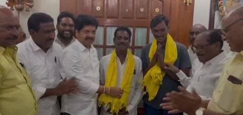 మచిలీపట్నం దక్షిణం: చిన్నాపురంలో వైసీపీకి షాక్: టీడీపీలోకి చేరిన కీలక నేతలు