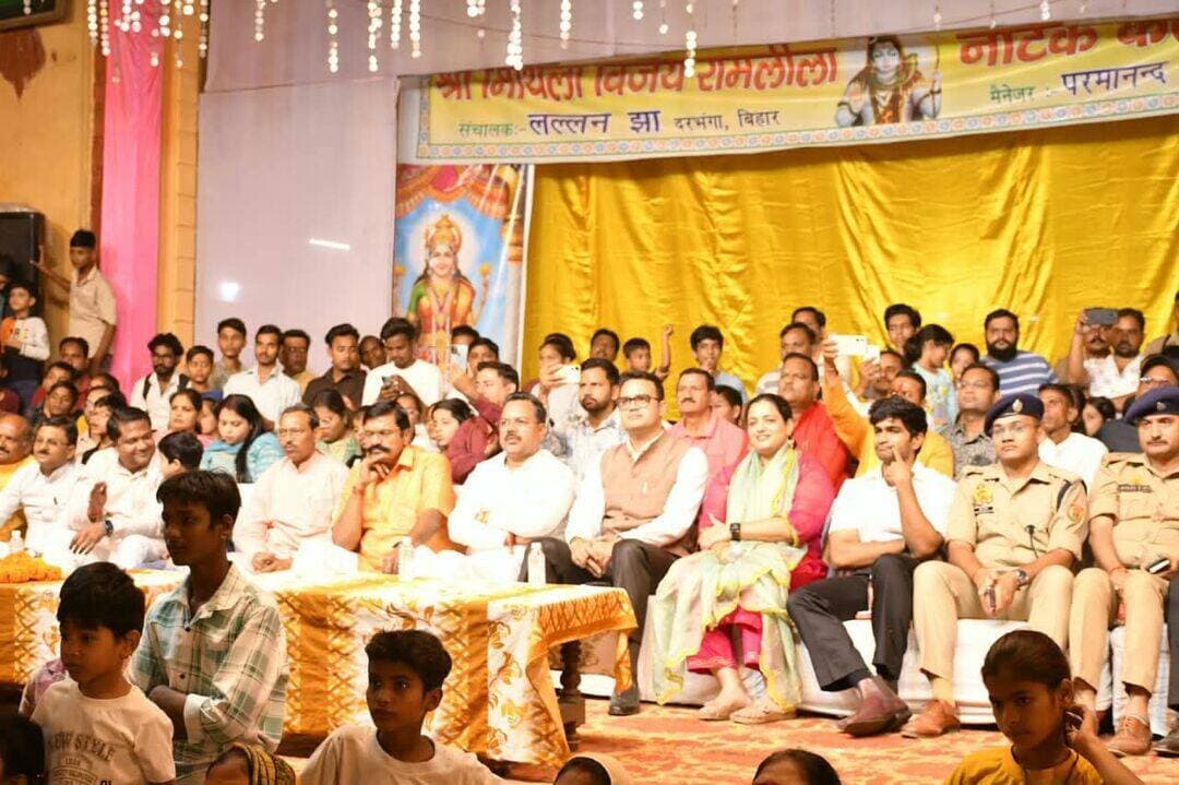 *प्रेस नोट दिनाँक 20.10.2026*
*रामलीला ग्राउण्ड, बदायूँ में हर्षोल्लास एवं धूमधाम से मनाया गया विजयदशमी का पर्व।*
आज दिनांक 20.10.2026 को जनपद बदायूँ के रामलीला ग्राउण्ड में बुराई पर अच्छाई तथा अधर्म पर धर्म की विजय के प्रतीक पर्व दशहरा (विजयदशमी) को हर्षोल्लास एवं धूमधाम के साथ मनाया गया । इस अवसर पर सदर विधायक श्री महेश चन्द्र गुप्ता,माननीय विधायक बिल्सी श्री हरीश शाक्य, जिलाध्यक्ष श्री राजीव कुमार,जिलाधिकारी बदायूँ श्री अवनीश राय एवं वरिष्ठ पुलिस अधीक्षक बदायूँ सुश्री अंकिता शर्मा,एसडीएम सदर श्री साई आश्रित शाखमुरी,अपर पुलिस अधीक्षक नगर श्री अभिषेक कुमार सिंह, सहायक पुलिस अधीक्षक (क्षेत्राधिकारी नगर) श्री सुमेध मिलिन्द जाधव सहित रामलीला कमेटी के पदाधिकारी एवं सदस्य तथा बड़ी संख्या में जनपदवासी उपस्थित रहे । कार्यक्रम के दौरान परंपरागत रूप से रावण के पुतले का भव्य दहन किया गया । इस अवसर पर उपस्थित जनसमूह ने उत्साहपूर्वक पर्व में सहभागिता की । कार्यक्रम के दौरान सुरक्षा एवं कानून-व्यवस्था बनाए रखने हेतु पुलिस प्रशासन द्वारा आवश्यक व्यवस्थाएँ सुनिश्चित की गईं । विजयदशमी का पर्व हमें सत्य, नैतिकता, धर्म एवं सदाचार के मार्ग पर चलने तथा बुराइयों का त्याग कर अच्छाई को अपनाने की प्रेरणा देता है । जनपद बदायूँ पुलिस की ओर से समस्त जनपदवासियों को दशहरा/विजयदशमी पर्व की हार्दिक शुभकामनाएँ । यह पावन पर्व सभी के जीवन में सुख, शांति, समृद्धि एवं खुशहाली लेकर आए।
*सोशल मीडिया सेल,बदायूँ ।*@