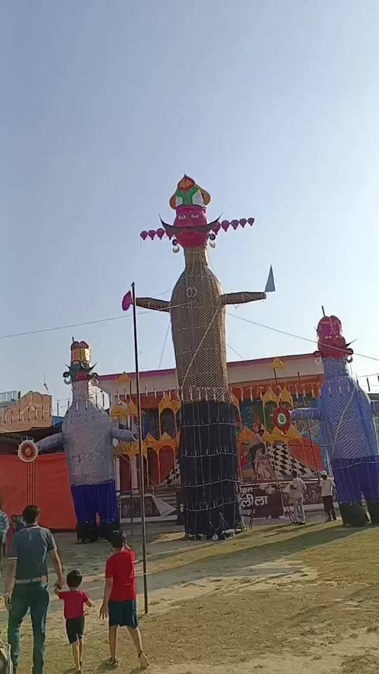 बहराइच शहर के रामलीला मैदान में 45 फुट का रावण का पुतला बनकर हुआ तैयार ।
वहीं साथ में 17 फुट का मेघनाद और 21 फुट का कुंभकर्ण का पुतला भी तैयार किया गया है। सुरक्षा व्यवस्था को लेकर व्यापक इंतजाम किये गए है ।
#Bahraich #Dussehra2026 #RavanDahan #JanTantraTV #बहराइच #दशहरा #रावणदहन
#highlightseveryone #folowerseveryone
#bahraich