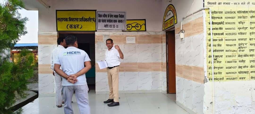 विधान परिषद चुनाव को लेकर एसडीएम सदर ने मतदान केंद्रों का किया निरीक्षण, व्यवस्थाएं दुरुस्त करने के निर्देश
हरदोई। जिला निर्वाचन अधिकारी एवं उपजिला निर्वाचन अधिकारी के निर्देश पर उपजिलाधिकारी सदर गुलाब चन्द्र ने विधान परिषद चुनाव के दृष्टिगत विभिन्न मतदान केंद्रों का निरीक्षण किया। इस दौरान उन्होंने मतदेय स्थलों पर उपलब्ध व्यवस्थाओं का जायजा लेते हुए संबंधित अधिकारियों को सभी आवश्यक तैयारियां समय से पूरी करने के निर्देश दिए।
एसडीएम सदर ने ब्लॉक बावन मुख्यालय स्थित दो मतदेय स्थलों का निरीक्षण किया। यहां खंड स्नातक निर्वाचन के लिए एक तथा खंड शिक्षक निर्वाचन के लिए एक बूथ निर्धारित है। उन्होंने खंड विकास अधिकारी बावन को मतदान केंद्रों पर सभी आवश्यक व्यवस्थाएं सुनिश्चित कराने के निर्देश दिए।
इसके बाद उन्होंने राजकीय इंटर कॉलेज हरदोई में बनाए जाने वाले मतदेय स्थलों का निरीक्षण किया। यहां खंड स्नातक निर्वाचन के लिए सात तथा खंड शिक्षक निर्वाचन के लिए एक बूथ निर्धारित किया गया है। एसडीएम ने संबंधित अधिकारियों को मतदान केंद्रों पर आवश्यक सुविधाएं उपलब्ध कराने और व्यवस्थाएं दुरुस्त रखने के निर्देश दिए।
उपजिलाधिकारी ने बताया कि इसी क्रम में तहसील सदर के अंतर्गत ब्लॉक हरियावां, पिहानी, टड़ियावां, अहिरोरी और सुरसा के अलावा बिलग्राम तहसील के सांडी सहित अन्य मतदान केंद्रों पर भी आवश्यक व्यवस्थाएं सुनिश्चित कराने के लिए संबंधित खंड विकास अधिकारियों को निर्देशित किया गया है। उन्होंने चुनाव की तैयारियों को समयबद्ध ढंग से पूरा करने पर जोर दिया।