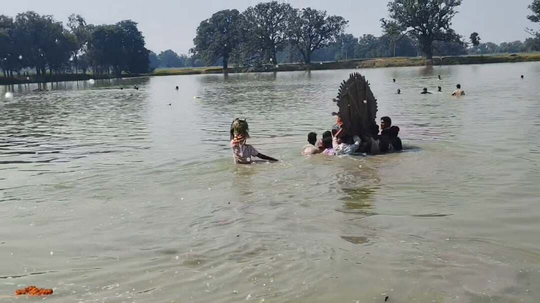 यमुनानगर क्षेत्र में शांतिपूर्ण संपन्न हुआ मूर्ति विसर्जन, चप्पे-चप्पे पर तैनात रही पुलिस टीम।
यमुनानगर / प्रयागराज। यमुनानगर क्षेत्र में दुर्गा प्रतिमाओं का विसर्जन शांतिपूर्ण तरीके से संपन्न हो गया।
श्रद्धालुओं ने ढोल-नगाड़ों के साथ माँ दुर्गा की प्रतिमाओं को विसर्जन स्थल तक पहुंचाया। इस दौरान किसी भी अप्रिय घटना को रोकने के लिए पुलिस-प्रशासन की टीम चप्पे-चप्पे पर तैनात रही और सुरक्षा व्यवस्था पर नजर बनाए रखी।
#navratrispecial #yamunanagar #police