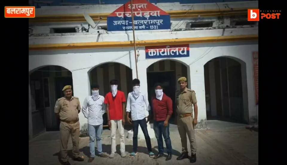 #खबर का असर: बलरामपुर में वायरल मारपीट मामले में पुलिस का एक्शन, चार आरोपी गिरफ्तार
पचपेड़वा के जुड़ीकुइया बाजार में युवक से मारपीट का मामला, वायरल वीडियो के बाद पुलिस ने की कार्रवाई
बलरामपुर।पचपेड़वा थाना क्षेत्र के जुड़ीकुइया बाजार में युवक से मारपीट के वायरल वीडियो के मामले में पुलिस ने त्वरित कार्रवाई करते हुए चार आरोपियों को गिरफ्तार किया है। घटना का वीडियो सोशल मीडिया पर वायरल होने के बाद मामला चर्चा में आया था। पुलिस की इस कार्रवाई को मामले में अहम कदम माना जा रहा है।
पुलिस के मुताबिक, कस्बा जुड़ीकुइया निवासी आरती देवी पत्नी नंदलाल ने 19 अक्टूबर को थाने में तहरीर देकर आरोप लगाया कि 17 अक्टूबर को उनके बेटे शत्रुघ्न और उसके दोस्त जमशेद के साथ डॉ. इस्तियाक अहमद के अस्पताल के सामने पुरानी रंजिश को लेकर मारपीट की गई। आरोप है कि उनके साथ गाली-गलौज करते हुए लात-घूंसे, थप्पड़ और बेल्ट से हमला किया गया तथा जान से मारने की धमकी दी गई। घटना का वीडियो भी सोशल मीडिया पर वायरल हुआ था।
मामले में पुलिस ने मुकदमा अपराध संख्या 141/2026 के तहत बीएनएस की धारा 115(2), 352 और 351(3) में मुकदमा दर्ज किया।
एसपी के निर्देश पर चारों आरोपी गिरफ्तार
पुलिस अधीक्षक मार्तण्ड प्रकाश सिंह के निर्देश पर अपर पुलिस अधीक्षक विशाल पाण्डेय और क्षेत्राधिकारी तुलसीपुर अभय प्रताप मल्ल के पर्यवेक्षण में प्रभारी निरीक्षक राजकुमार सिंह के नेतृत्व में पुलिस टीम ने 20 अक्टूबर को चार आरोपियों को गिरफ्तार कर लिया।
गिरफ्तार आरोपियों में विकास और रजत सिंह पुत्रगण जगतपाल सिंह, राहुल यादव पुत्र श्यामलाल यादव तथा प्रभात सिंह पुत्र राजू, निवासी ग्राम डुमरी त्रिलोकपुर, थाना पचपेड़वा, जनपद बलरामपुर शामिल हैं।
पुलिस ने आवश्यक विधिक कार्रवाई पूरी कर आरोपियों को न्यायालय भेज दिया। गिरफ्तारी करने वाली टीम में उपनिरीक्षक प्रदीप कुमार सिंह, मुख्य आरक्षी अजय प्रताप यादव और मुख्य आरक्षी विनोद कुमार शामिल रहे।
सोशल मीडिया पर वायरल मारपीट की घटना के बाद पुलिस ने मामले में मुकदमा दर्ज कर चारों आरोपियों को गिरफ्तार किया। अब मामले में आगे की कार्रवाई न्यायालय के स्तर पर होगी।