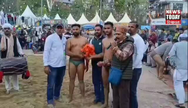 राजगढ़ दशहरा दंगल में रोहतक के रोहित ने जीती बड़ी माली
छोटी माली में शुभम विजेता, बड़ी माली के लिए मिले 51 हजार और छोटी माली के लिए 11 हजार रुपये
राजगढ़ के नेहरू मैदान में आयोजित दशहरा उत्सव के दंगल में रोहतक के रोहित पहलवान ने बड़ी माली जीतकर खिताब अपने नाम किया। उन्होंने फाइनल मुकाबले में धामी के सुनील पहलवान को हराया, जबकि छोटी माली में शुभम ने रजनीश को शिकस्त दी। दंगल में हिमाचल, पंजाब और हरियाणा के पहलवानों ने दमखम दिखाया।
उड़ान वेलफेयर सोसायटी की ओर से आयोजित पांच दिवसीय दशहरा उत्सव के चौथे दिन विशाल दंगल का आयोजन किया गया, जिसमें बड़ी संख्या में कुश्ती प्रेमी पहुंचे।
दंगल का शुभारंभ नगर पंचायत राजगढ़ के उपाध्यक्ष नरेंद्र ठाकुर ने किया। प्रतियोगिता के छोटी माली फाइनल में शुभम पहलवान ने रजनीश को हराकर 11 हजार रुपये का पुरस्कार जीता। वहीं, बड़ी माली के रोमांचक मुकाबले में रोहतक के रोहित पहलवान ने धामी के सुनील को पराजित कर 51 हजार रुपये की इनामी राशि अपने नाम की।
दंगल के दौरान पहलवानों के शानदार दांव-पेच और मुकाबलों ने दर्शकों का खूब मनोरंजन किया।
रिपोर्ट: रवि दत्त भारद्वाज, न्यूज टुडे हिमाचल, राजगढ़।