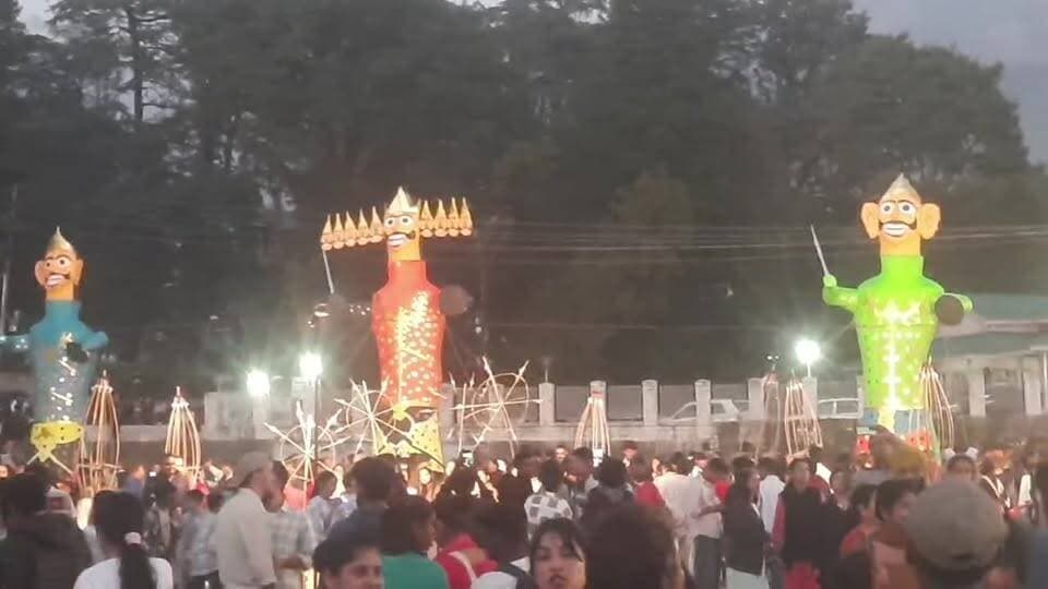 पालमपुर में उमड़ी भारी भीड़! कुछ ही देर में होगा रावण, मेघनाथ और कुंभकरण के पुतलों का दहन | LIVE तस्वीरें