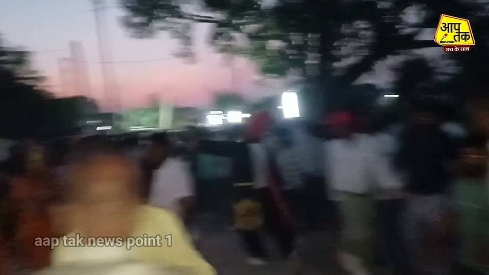 बारुण : चिरैला में किया गया रावण दहन,हजारों की संख्या में लगी भीड़,राम ,लक्ष्मण, सीता की निकाली गई झांकी।
कार्यक्रम के दौरान सुरक्षा व्यवस्था को लेकर पुलिस प्रशासन सतर्क रहा। बारुण थाना अध्यक्ष इंस्पेक्टर रंजीत कुमार अपने पुलिस बल के साथ मौके पर सुरक्षा व्यवस्था संभालते नजर आए। श्रद्धालुओं की भीड़ को देखते हुए पुलिस की मौजूदगी से कार्यक्रम को व्यवस्थित ढंग से संपन्न कराने में मदद मिली।
वहीं, प्रखंड विकास पदाधिकारी नीरज कुमार, उप प्रमुख प्रतिनिधि सह वरिष्ठ राजद नेता विजय कुमार सिंह भी कार्यक्रम के दौरान मौजूद रहे। उनके साथ हजारों की संख्या में श्रद्धालु रावण दहन देखने पहुंचे।
श्रद्धालुओं में दिखा उत्साह
चिरैला में आयोजित इस कार्यक्रम में लोगों की भारी भागीदारी देखने को मिली। बच्चे, युवा और बुजुर्ग सभी विजयादशमी के उत्सव में शामिल हुए। भगवान श्रीराम के जयकारों से पूरा वातावरण भक्तिमय हो गया। रावण दहन के साथ ही लोगों ने बुराई को त्यागकर अच्छाई के मार्ग पर चलने का संदेश दिया।
इस प्रकार बारुण के चिरैला में विजयादशमी का पर्व धार्मिक उत्साह, आकर्षक झांकी और रावण दहन के साथ धूमधाम से मनाया गया।