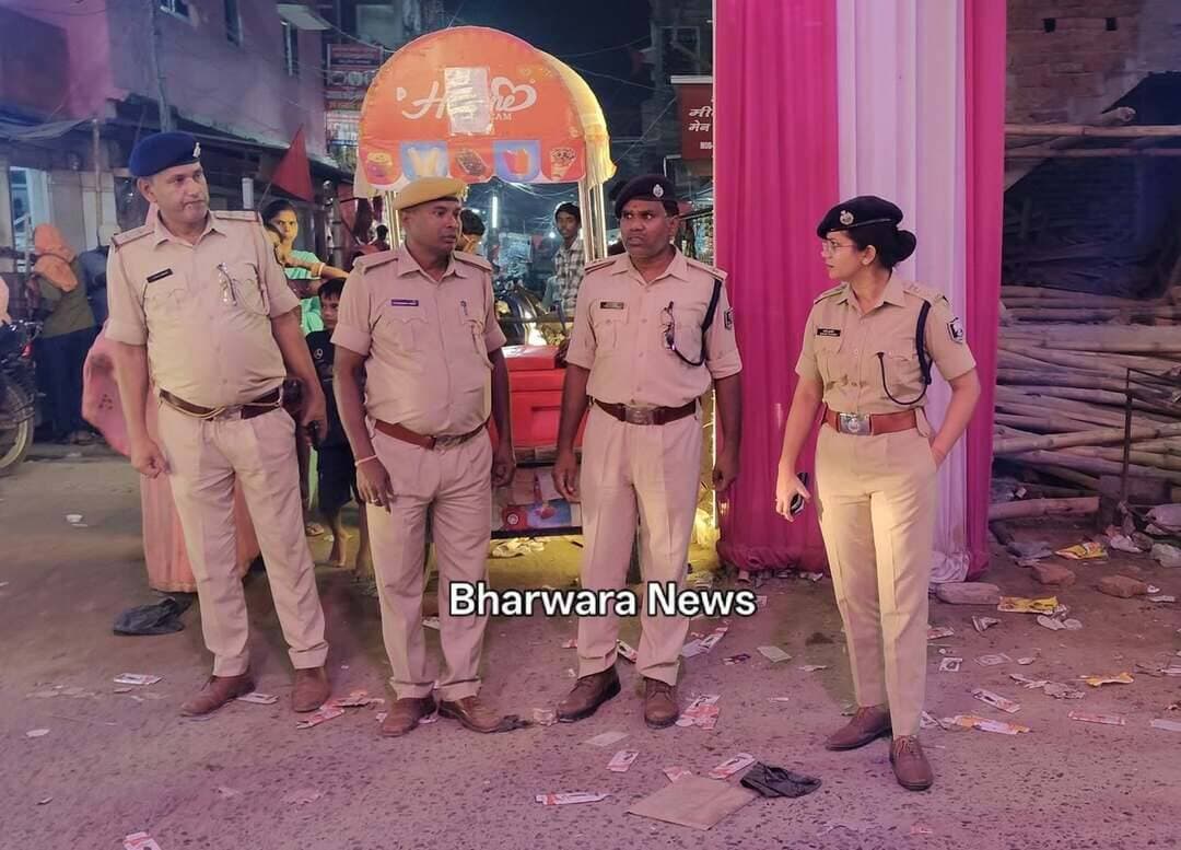 दुर्गा पूजा को लेकर पुलिस अलर्ट, ग्रामीण एसपी साक्षी कुमारी खुद उतरीं सड़क पर, भरवाड़ा के पूजा पंडालों का किया औचक निरीक्षण
भरवाड़ा न्यूज :- ठाकुर जी
दरभंगा जिले में दुर्गा पूजा को लेकर पुलिस प्रशासन पूरी तरह अलर्ट है। मंगलवार को ग्रामीण एसपी साक्षी कुमारी ने सिंहवाड़ा थाना क्षेत्र के नगर पंचायत भरवाड़ा में दुर्गा पूजा पंडालों का औचक निरीक्षण कर सुरक्षा व्यवस्था का जायजा लिया।
निरीक्षण के दौरान ग्रामीण एसपी ने पंडाल में पहुंचकर सुरक्षा व्यवस्था की समीक्षा की और ड्यूटी पर तैनात पुलिस पदाधिकारियों एवं जवानों को आवश्यक दिशा-निर्देश दिए।
उन्होंने स्पष्ट निर्देश दिया कि पूजा के दौरान उमड़ने वाली भीड़ में महिलाओं और बच्चियों की सुरक्षा को सर्वोच्च प्राथमिकता दी जाए। मेले में मनचलों एवं असामाजिक तत्वों पर पैनी नजर रखने और किसी भी तरह की लापरवाही नहीं बरतने का निर्देश दिया गया।
ग्रामीण एसपी के इस औचक निरीक्षण से पूजा पंडालों की सुरक्षा व्यवस्था को लेकर पुलिस की सक्रियता देखने को मिली। वहीं, प्रशासन की इस पहल से पूजा समितियों और श्रद्धालुओं में सुरक्षा को लेकर भरोसा बढ़ने की उम्मीद है।
