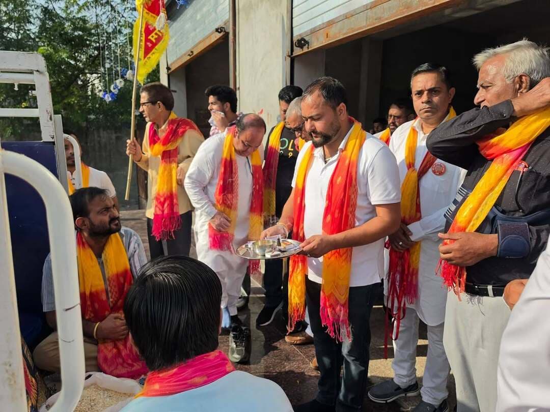 इंद्री में भव्य शोभायात्रा एवं दशहरा उत्सव में शामिल हुए रमन सैनी
इंद्री। आज माननीय विधायक श्री राम कुमार कश्यप जी के साथ इंद्री में आयोजित भव्य शोभायात्रा एवं दशहरा उत्सव में सम्मिलित होने का सौभाग्य प्राप्त हुआ।
इस अवसर पर प्रभु श्रीराम के आदर्शों का स्मरण करते हुए सत्य, धर्म और मर्यादा के मार्ग पर चलने का संदेश दिया गया। विजयादशमी का पावन पर्व हमें सदैव बुराई पर अच्छाई और अधर्म पर धर्म की विजय की प्रेरणा देता है।
रमन सैनी
संयुक्त सचिव (जॉइंट सेक्रेटरी)
विशेष हरियाली कल्याण समिति
Sumit Saini BJP Haryana #HVN24