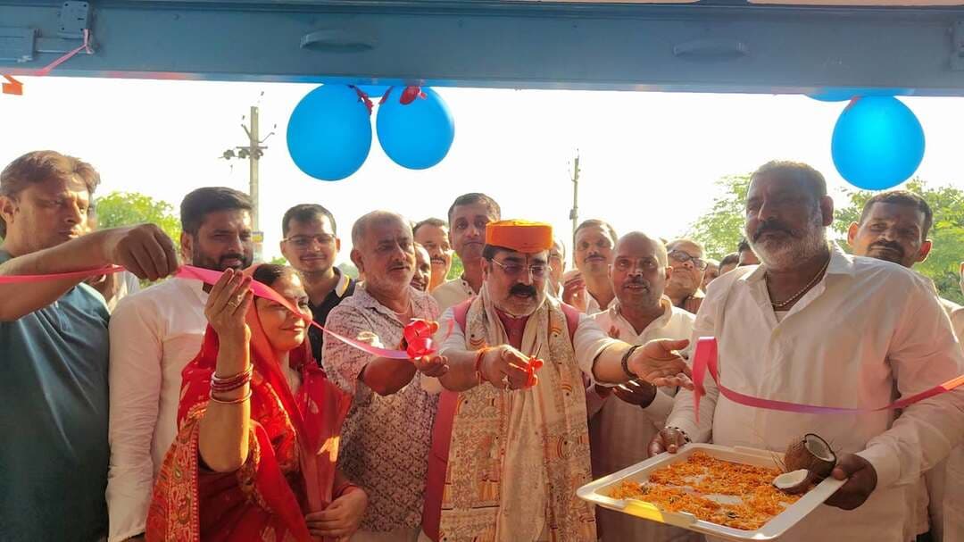 जाले विधायक जीवेश कुमार ने किया दिव्या ऑटोमोबाइल शोरूम का शुभारंभ
दरभंगा। जाले विधायक जीवेश कुमार ने सिंहवाड़ा प्रखंड के रामपुरा पंचायत में ‘Divya automobile ’ शोरूम का शुभारंभ फीता काटकर किया। इस अवसर पर स्थानीय लोगों और व्यवसायियों में उत्साह देखा गया।
विधायक ने प्रतिष्ठान के संचालक को नई शुरुआत के लिए शुभकामनाएं दीं और व्यवसाय के उज्ज्वल भविष्य की कामना की। उद्घाटन समारोह में स्थानीय गणमान्य लोग एवं अन्य अतिथि भी मौजूद रहे ।