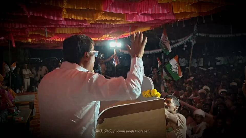 चामू में BJP पर गरजे उचियारड़ा पुर्व CM गहलोत
के सामने मंच पर बोले / मोदीजी के पिठ्ठू...