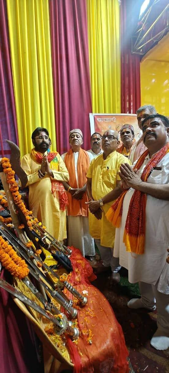 मदनपुर में दुर्गा वाहिनी व बजरंग दल ने किया शस्त्र पूजन
औरंगाबाद।विजयदशमी के पावन पर्व पर मदनपुर प्रखंड में विश्व हिंदू परिषद की अनुषांगिक इकाई दुर्गा वाहिनी तथा बजरंग दल के तत्वावधान में देवी स्थान दुर्गा पूजा पंडाल प्रांगण में शस्त्र पूजन का भव्य आयोजन किया गया।दुर्गा वाहिनी की पूनम देवी, दुर्गा देवी, राखी कुमारी सहित दर्जनों बहनों ने शास्त्रोंक्त विधान से अस्त्र-शस्त्र का पूजन किया तथा सनातन के मान बिंदुओं की रक्षा के लिए सामूहिक संकल्प लिया।देवी स्थान दुर्गा पूजा समिति के प्रधान संरक्षक जयशंकर शर्मा, अध्यक्ष संदीप कुमार लड्डू, सचिव ज्ञान दत्त पांडे, कोषाध्यक्ष अंकित सिन्हा सहित राणा राकेश लाल, सुभाष रंजन, इंद्रदेव पासवान, अंकित शर्मा के मार्गदर्शन में शस्त्र पूजन संपन्न हुआ। समिति ने बताया कि आने वाले दिनों में विश्व हिंदू परिषद के दिशा-निर्देश में शस्त्र पूजन को सनातनियों के महापर्व के रूप में मनाया जाएगा।कार्यक्रम में उपस्थित बजरंग दल-विहिप बिहार के पूर्व प्रदेश प्रमुख तथा डॉ. श्यामा प्रसाद मुखर्जी राष्ट्रीय विचार मंच के केंद्रीय सदस्य जितेंद्र सिंह परमार' ने कहा कि शस्त्र पूजन शक्ति संवर्धन का महा अनुष्ठान है, यह समाज में आसुरी शक्ति तथा राष्ट्र विरोधी तत्वों का दर्पदलन करने का संकल्प पर्व है।विहिप के जिला सह मंत्री नवीन पाठक ने शस्त्र पूजन को राष्ट्र रक्षा का ब्रह्मास्त्र बताया।अनुष्ठान में विहिप मदनपुर प्रखंड उपाध्यक्ष मोतीलाल राय, धर्म प्रसार प्रमुख दिलीप प्रसाद, भाजपा के अभिमन्यु सिंह, मिथलेश कुमार, रामनवमी महासमिति के सौरभ पांडे सहित भारी संख्या में सनातन मतावलंबी उपस्थित थे।