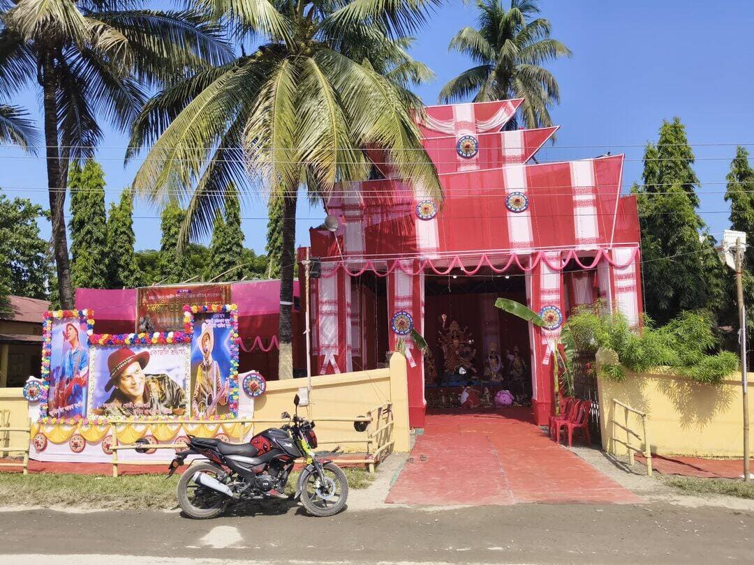 ওদালগুৰিৰ সন্ধ্যামিলন গোষ্ঠীৰ দুৰ্গাপূজাৰ মণ্ডপ।