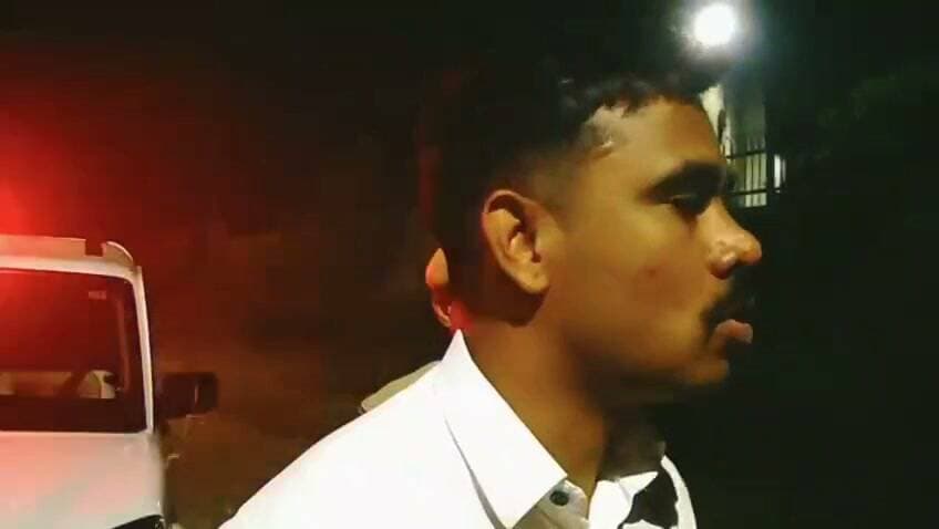 बड़ेसरा में जुड़वां भाइयों की संदिग्ध मौत से सनसनी, मौके पर पहुंचे मंत्री जवाहर सिंह बेड़म
घटनास्थल का किया निरीक्षण, पीड़ित परिवार को बंधाया ढांढस; पुलिस अधिकारियों को निष्पक्ष और त्वरित जांच के निर्देश
नगर। बृजनगर क्षेत्र के ग्राम बड़ेसरा में दो सगे जुड़वां भाइयों की संदिग्ध परिस्थितियों में हुई मौत से पूरे इलाके में शोक की लहर दौड़ गई। घटना की गंभीरता को देखते हुए राज्य मंत्री जवाहर सिंह बेड़म मौके पर पहुंचे और घटनास्थल का निरीक्षण कर पूरे मामले की जानकारी ली। उन्होंने शोकाकुल परिवार से मुलाकात कर अपनी संवेदनाएं व्यक्त कीं और हरसंभव सहयोग का भरोसा दिलाया।
परिजनों से मिलकर जताई संवेदना
मंत्री जवाहर सिंह बेड़म ने पीड़ित परिवार से मुलाकात कर इस दुखद घटना पर गहरा शोक व्यक्त किया। उन्होंने परिजनों को आश्वस्त किया कि मामले की गंभीरता को देखते हुए जांच में किसी भी प्रकार की लापरवाही बर्दाश्त नहीं की जाएगी। उन्होंने कहा कि घटना की सच्चाई सामने लाना और पीड़ित परिवार को न्याय दिलाना सरकार की प्राथमिकता है।
पुलिस अधिकारियों को दिए सख्त निर्देश
घटनास्थल का जायजा लेने के बाद मंत्री ने संबंधित पुलिस अधिकारियों को मामले के प्रत्येक पहलू की बारीकी से जांच करने के निर्देश दिए। उन्होंने स्पष्ट कहा कि जांच निष्पक्ष, पारदर्शी और त्वरित होनी चाहिए, ताकि घटना के पीछे की वास्तविक परिस्थितियों का खुलासा हो सके। साथ ही, जांच के दौरान किसी भी तथ्य की अनदेखी नहीं करने और सभी संभावित पहलुओं को गंभीरता से परखने पर जोर दिया।
दोषियों के खिलाफ होगी कानूनी कार्रवाई
मंत्री बेड़म ने अधिकारियों को निर्देश दिए कि जांच में यदि कोई व्यक्ति दोषी पाया जाता है, तो उसके खिलाफ कानून के अनुसार कठोर वैधानिक कार्रवाई सुनिश्चित की जाए। उन्होंने कहा कि मामले में सच्चाई सामने आनी चाहिए और पीड़ित परिवार को समयबद्ध न्याय मिलना चाहिए।
दुख की घड़ी में परिवार के साथ सरकार
मंत्री जवाहर सिंह बेड़म ने कहा कि इस कठिन समय में सरकार और प्रशासन पीड़ित परिवार के साथ खड़े हैं। उन्होंने भरोसा दिलाया कि पूरे मामले को गंभीरता से लिया जा रहा है और जांच के माध्यम से सच्चाई सामने लाने के लिए आवश्यक कदम उठाए जाएंगे।
ग्राम बड़ेसरा में दो सगे जुड़वां भाइयों की मौत से क्षेत्र में शोक का माहौल है। अब सभी की निगाहें पुलिस जांच पर टिकी हैं, जिससे घटना की वास्तविक परिस्थितियों का खुलासा हो सके।