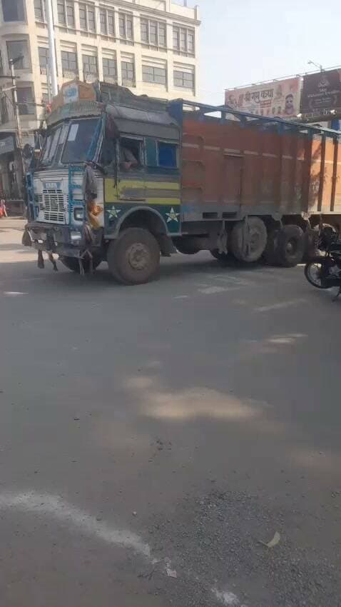 सतना यातायात पुलिस ने सर्किट हाउस चौराहे में पकड़े तीन ट्रक, ट्रेको को ले जाया गया यातायात थाना, मामला समझ से परे?