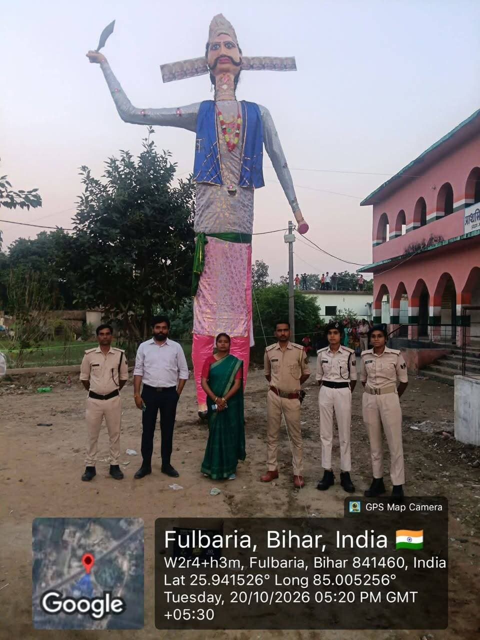 सारण जिले के विभिन्न प्रखंडों में हर्षोल्लास एवं शांतिपूर्ण वातावरण में संपन्न हुआ रावण दहन
==================
छपरा, 20 अक्टूबर 2026
==================
विजयादशमी के पावन अवसर पर सारण जिले के विभिन्न प्रखंडों में बुराई पर अच्छाई की विजय के प्रतीक रावण दहन का आयोजन भव्यता, उत्साह एवं उल्लास के साथ किया गया। सोनपुर, मकेर, मसरख, दरियापुर, इसुआपुर सहित जिले के विभिन्न प्रखंडों में आयोजित रावण दहन कार्यक्रम शांतिपूर्ण एवं सौहार्दपूर्ण वातावरण में संपन्न हुए।
इस अवसर पर विभिन्न आयोजन स्थलों पर बड़ी संख्या में लोगों की सहभागिता रही। लोगों ने पारंपरिक उत्साह के साथ विजयादशमी का पर्व मनाया। रावण दहन के माध्यम से सत्य, सदाचार एवं बुराई पर अच्छाई की विजय का संदेश दिया गया।
पर्व के दौरान विधि-व्यवस्था संधारण, भीड़ प्रबंधन एवं आमजन की सुरक्षा को लेकर जिला प्रशासन द्वारा आवश्यक व्यवस्थाएं की गई थीं। संबंधित स्थलों पर प्रतिनियुक्त दंडाधिकारियों एवं पुलिस पदाधिकारियों के माध्यम से निगरानी सुनिश्चित की गई। प्रशासनिक सतर्कता एवं समन्वय के फलस्वरूप जिले के विभिन्न प्रखंडों में रावण दहन कार्यक्रम शांतिपूर्ण ढंग से संपन्न हुए।