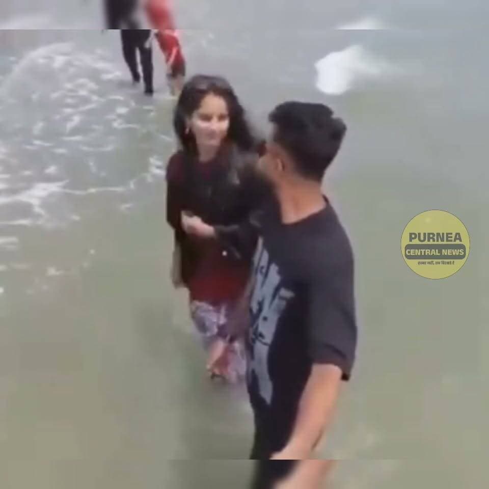 वाह रे रीलबाजी!
बच्चा डूब जाए, लेकिन रील परफेक्ट बननी चाहिए!
रील बनाने में कपल इतना व्यस्त कि मासूम बच्चा ही भूल गए। गनीमत रही कि एक युवक ने बच्चे को बचा लिया।
#viralvideos #reels #trending #viralreelschallenge #facebookpost