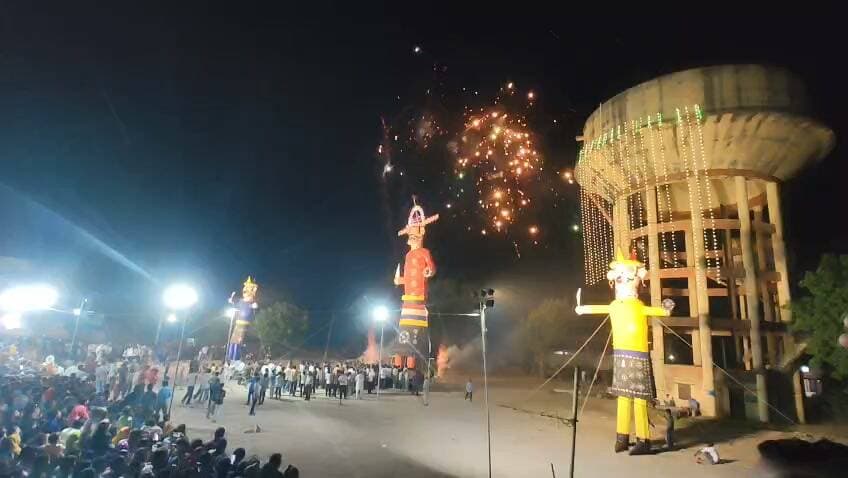 देखें विडियो...
बारां में आज इस तरह हुआ बुराई का अन्त, बारां की जनता बनी गवाह, लंका कॉलोनी में किया गया रावण सहित मेघनाथ व कुंभकरण के पुतले का दहन।।
#रावणदहन #बारां #रावण
