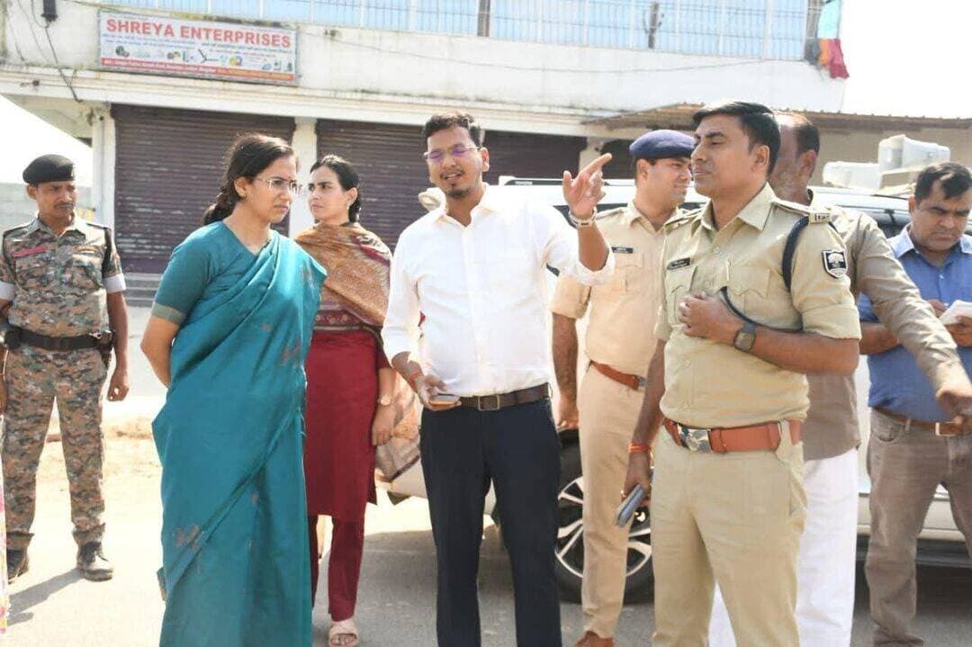 भागलपुर में विसर्जन की तैयारी तेज। DM-SSP ने घाट का किया निरीक्षण, सुरक्षा व्यवस्था के दिए निर्देश
<nis:link nis:type=tag nis:id=भागलपुर nis:value=भागलपुर nis:enabled=true nis:link/> <nis:link nis:type=tag nis:id=दुर्गा_प्रतिमा_विसर्जन nis:value=दुर्गा_प्रतिमा_विसर्जन nis:enabled=true nis:link/> <nis:link nis:type=tag nis:id=bhagalpurpolice nis:value=BhagalpurPolice nis:enabled=true nis:link/> <nis:link nis:type=tag nis:id=haintaiyarhum nis:value=HainTaiyarHum nis:enabled=true nis:link/> <nis:link nis:type=tag nis:id=मैं_हूं_बांका nis:value=मैं_हूं_बांका nis:enabled=true nis:link/>