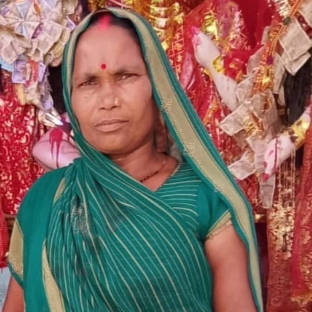 <nis:link nis:type=tag nis:id=balrampur nis:value=Balrampur nis:enabled=true nis:link/> ! बरही संस्कार में शामिल होने जा रही महिला की सड़क हादसे में मौत, परिवार में मातम...
<nis:link nis:type=tag nis:id=बलरामपुर। nis:value=बलरामपुर। nis:enabled=true nis:link/> <nis:link nis:type=tag nis:id=सादुल्लानगर-#मनकापुर nis:value=सादुल्लानगर-#मनकापुर nis:enabled=true nis:link/> मार्ग पर मंगलवार शाम मौनी बाबा कुटी के पास पेट्रोल पंप के निकट दो बाइकों की आमने-सामने टक्कर में 48 वर्षीय राधा देवी की मौत हो गई। हादसे के बाद परिवार में कोहराम मच गया।
सादुल्लानगर थाना क्षेत्र के जिगनी माझा गांव निवासी नंदराम अपनी पत्नी राधा देवी के साथ बाइक से ससुराल मगुहवा में आयोजित बरही संस्कार में शामिल होने जा रहे थे। मंगलवार शाम करीब चार बजे मौनी बाबा कुटी के पास सामने से आ रही एक अज्ञात बाइक ने उनकी बाइक में जोरदार टक्कर मार दी। हादसे में राधा देवी गंभीर रूप से घायल हो गईं।
सूचना पर पहुंची एंबुलेंस से उन्हें सामुदायिक स्वास्थ्य केंद्र सादुल्लानगर ले जाया गया, जहां चिकित्सकों ने मृत घोषित कर दिया। राधा देवी की मौत की खबर मिलते ही परिजनों में चीख-पुकार मच गई। मृतका के दो पुत्र और दो पुत्रियां हैं। घटना से गांव में भी शोक का माहौल है।
पुलिस ने शव को कब्जे में लेकर कार्रवाई शुरू कर दी है। वहीं, हादसे के बाद फरार अज्ञात बाइक सवार की तलाश की जा रही है।