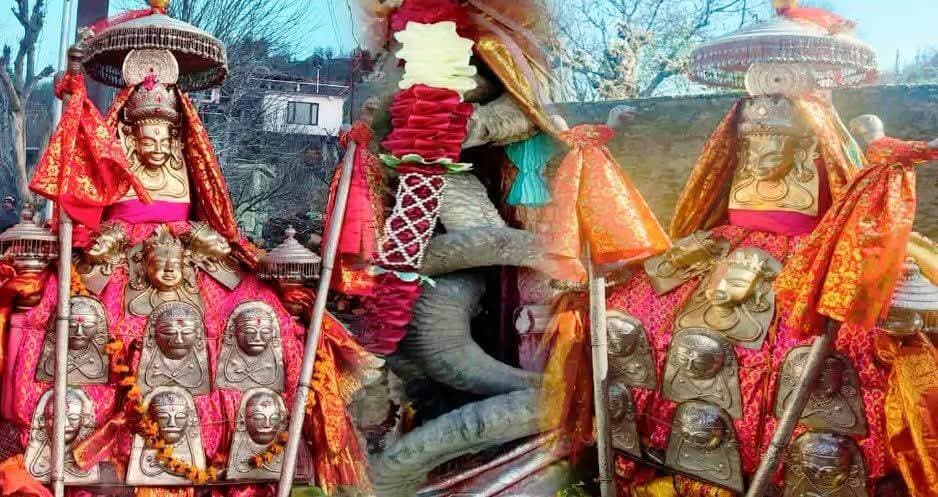 शिमला। देवभूमि हिमाचल के लोग देवी-देवताओं को अपने जीवन का अभिन्न अंग मानते हैं। लोग अपने देवताओं को केवल पूजनीय नहीं, बल्कि संरक्षक भी मानते हैं। यहां हर गांव का अपना स्थानीय देवता या देवी होती है। इन देवताओं की अपनी मान्यताएं और परंपराएं होती हैं, जिन्हें पीढ़ियों से निभाया जाता रहा है।
देवी-देवताओं की राय
देवता केवल पूजा तक सीमित नहीं रहते, बल्कि किसी भी शुभ कार्य, त्योहार या महत्वपूर्ण निर्णय लेने से पहले देवी-देवताओं की राय ली जाती है। हिमाचल में देव परंपरा की एक विशेषता यहां की देव पालकी यात्रा है। यह परंपरा सदियों पुरानी है, जिसमें गांव के देवता की पालकी भक्तों द्वारा कंधे पर उठाकर यात्रा करवाई जाती है। पालकी यात्रा के दौरान भक्त नाचते-गाते हैं और भक्ति में लीन हो जाते हैं।
यह भी पढ़ें : हिमाचल के वो देवता साहिब- जिनकी लाल जटाओं में वास करती हैं एक लाख कालियां
चढ़ता है मुर्दे का कफन
आज के अपने इस लेख में हम आपको हिमाचल के एक ऐसे देवता साहिब के बारे में बताएंगे- जिनके मंदिर में मुर्दे का कफन चढ़ाते हैं। यह देवता साहिब शमशान में चिता पर बैठ उलटे बाजे पर भी नृत्य किया करते थे।
देवता साहिब की मशहूर कहावत
देवता साहिब के बारे में एक मशहूर कहावत है कि-
देओ ले देओ, भूता ले भूत , राक्सा ले राक्स
हम बात कर रहे हैं रथ पर भी जनेऊ धारण करने वाले कोटगढ़ के आराध्य देवता साहिब मारिच्छ जी की। इन देवता साहिब को 11 प्रजापतियों में से चौथा प्रजापति माना जाता है। सप्त ऋषियों में इन देवता साहिब जी की गिनती की जाती है
सीधे-सीधे नहीं देख सकते थे लोग
बताते हैं कि, 18 बाणों और असंख्य शक्तियों के मालिक देवता मरिछ जी का पुराना स्वरूप कुछ ऐसा था कि अगर कोई व्यक्ति सीधे-सीधे उन्हें देख ले, तो उसे चटका लग जाती थी। इस कारण से देवता जी बाहर निकलने पर लोग या तो अपने घरों में बंद हो जाते थे या फिर तौंग से झांककर देवता जी के दर्शन करते थे।
उल्टे बाजे पर नाचते थे देवता
वहीं, अगर इसके बावजूद किसी को देवता जी की ‘चटका’ लग गई तो, उसे शाड़ी और ह्वारी यानी एक टोकरी अनाज लेकर देवता जी के पास जाना पड़ता था- तब उसकी चटका ठीक होती थी। पुराने समय में ये देव अपने गूर के शरीर में प्रवेश कर श्मशान में उल्टे बाजे पर नृत्य भी करते थे मगर अब ये परंपरा बंद कर दी गई है।
मृतक के नाखूनों और बालों का धुआं
वहीं, देवता मारिच्छ जी के क्षेत्र में किसी की मृत्यु होने पर मरने वाले व्यक्ति पर चढ़े कफन को मंदिर में लाकर देवता जी के वजीर नजेरू जी के स्तंभ पर चढ़ाया जाता था। इसके बाद मृतक के नाखून और बाल को देवता जी के धनैरे में डाला जाता था और जब देवता अपने गूर में प्रवेश करते थे, तो इसी धनैरे से निकलने वाले धुएं से धूनी लेते थे।
