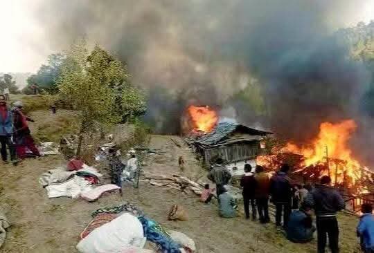 *मंडी गऊशाला में लगी आग गाय और बछड़ी जिंदा जलीं, किसान परिवार पर टूटा दुखों का पहाड़*
मंडी जिले के उपमंडल सदर के तहत आने वाली ग्राम पंचायत सदयाना के धड़ियाना गांव में एक बेहद दर्दनाक घटना पेश आई है। यहां एक गऊशाला में अचानक भड़की भीषण आग में अंदर बंधी एक गाभिन (गर्भवती) गाय और उसकी छोटी बछड़ी की जिंदा जलकर मौत हो गई। बेजुबान जानवरों की इस तरह हुई दर्दनाक मौत और भारी आर्थिक नुक्सान से पीड़ित किसान परिवार गहरे सदमे में है।
जानकारी के अनुसार, यह हृदयविदारक घटना धड़ियाना गांव के निवासी सुरेश कुमार पुत्र नारायण सिंह की गऊशाला में घटी। बताया जा रहा है कि गऊशाला में आग अचानक लगी और देखते ही देखते इतनी तेजी से फैली कि किसी को कुछ सोचने-समझने का मौका ही नहीं मिला। जब तक गृहस्वामी सुरेश कुमार और आसपास के ग्रामीणों को इस आगजनी का पता चला, तब तक पूरी गऊशाला भयानक लपटों में घिर चुकी थी। आग का रौद्र रूप देखकर ग्रामीण बेबस रह गए और बेजुबान जानवरों को बाहर निकालने का कोई रास्ता नहीं बच सका।
हादसे के तुरंत बाद इसकी सूचना ग्राम पंचायत प्रधान और स्थानीय पटवारी को दी गई। सूचना मिलते ही प्रशासनिक टीम ने घटनास्थल का दौरा कर स्थिति का जायजा लिया और आगजनी से हुए नुक्सान की रिपोर्ट तैयार की। प्राथमिक आकलन के मुताबिक, इस आगजनी में पीड़ित किसान को करीब 3 लाख रुपए का आर्थिक नुक्सान हुआ है। हालांकि, गऊशाला में आग किन कारणों से लगी, यह अभी तक रहस्य बना हुआ है और इसकी जांच की जा रही है!
