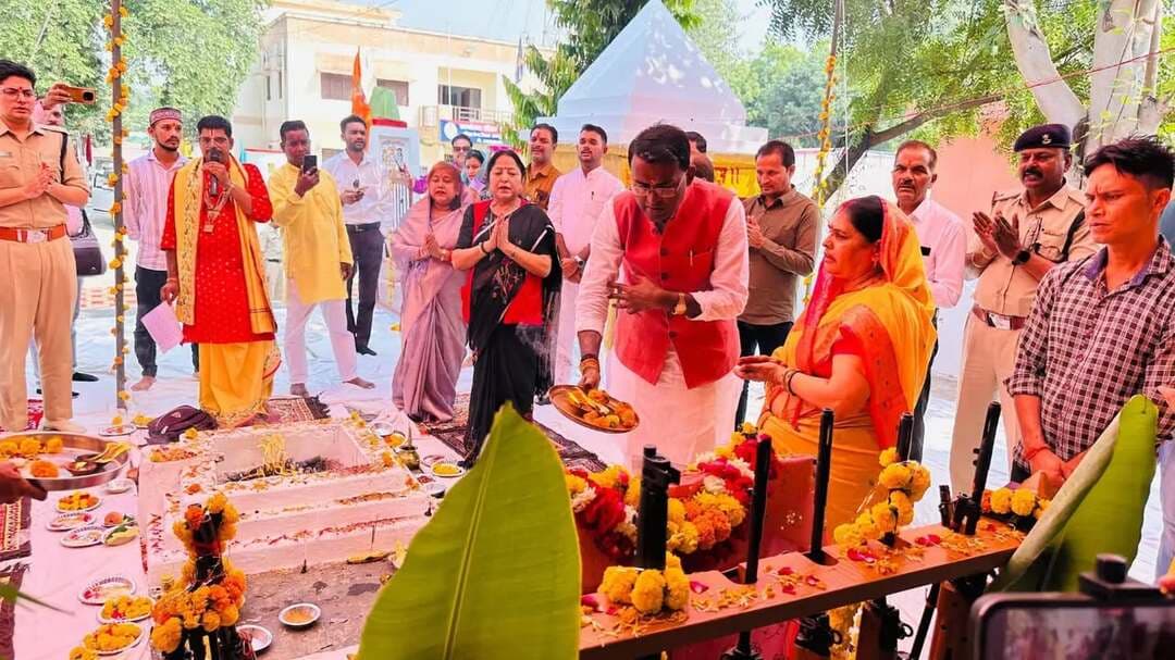 पुलिस लाइन छतरपुर में वैदिक मंत्रोच्चार के साथ हुआ शस्त्र पूजन
वन एवं पर्यावरण राज्यमंत्री श्री दिलीप अहिरवार के मुख्य आतिथ्य में विधि-विधान से संपन्न हुआ पूजन
---
विजयादशमी पर्व के अवसर पर प्रतिवर्ष की भांति इस वर्ष भी शासन के निर्देशानुसार पुलिस लाइन स्थित रामजानकी मंदिर में शस्त्र पूजन कार्यक्रम का आयोजन किया गया। वन एवं पर्यावरण राज्यमंत्री श्री दिलीप अहिरवार के मुख्य आतिथ्य में आयोजित कार्यक्रम में जनप्रतिनिधियों, प्रशासनिक अधिकारियों ने सहभागिता की। वैदिक मंत्रोच्चार के साथ विधि-विधानपूर्वक शस्त्र पूजन किया गया तथा हवन संपन्न हुआ। धार्मिक अनुष्ठान के साथ कार्यक्रम का विधिवत समापन हुआ।
शस्त्र पूजन कार्यक्रम में छतरपुर विधायक श्रीमती ललिता यादव, राजनगर विधायक श्री अरविंद पटेरिया, जिला पंचायत अध्यक्ष श्रीमती विद्या अग्निहोत्री, नपा अध्यक्ष श्रीमती ज्योति चौरसिया सहित प्रशासनिक अधिकारियों में डीआईजी श्री विजय कुमार खत्री, कलेक्टर श्री मृणाल मीना, पुलिस अधीक्षक श्री रजत सकलेचा सहित अन्य प्रशासनिक एवं पुलिस अधिकारी उपस्थित रहे।
Jansampark Madhya Pradesh #chhatarpur