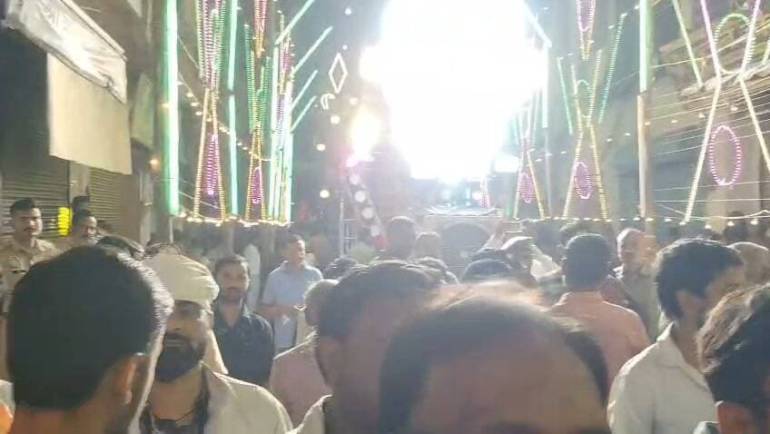 फतेहपुर के चौक हनुमान मंदिर में विवाद, पुलिस की सूझबूझ से शांत हुआ मामला
हनुमान जी का रथ निकालने में बाधा बना एसी कंप्रेसर, मंदिर कमेटी और ज्वेलर्स व्यापारी के बीच बढ़ा विवाद
कोतवाल हेमंत कुमार मिश्रा की तत्परता की चर्चा, पुलिस ने समझाइश से खुलवाया रास्ता
फतेहपुर | 20 अक्टूबर 2026 | ND NEWS | दैनिक निष्पक्ष धारा
उत्तर प्रदेश के फतेहपुर शहर के चौक स्थित हनुमान मंदिर में भगवान हनुमान जी का रथ निकालने के दौरान एसी के कंप्रेसर को लेकर विवाद हो गया। मंदिर के बाहर दीवार पर लगे कंप्रेसर के कारण रथ निकालने में परेशानी होने की बात सामने आई। मंदिर कमेटी ने संबंधित ज्वेलर्स व्यापारी से कंप्रेसर हटाने को कहा, लेकिन सहमति नहीं बनने पर विवाद बढ़ने लगा। सूचना मिलते ही पुलिस मौके पर पहुंची और बातचीत के जरिए स्थिति संभालते हुए कंप्रेसर हटवाया। इसके बाद रथ का रास्ता साफ हुआ और मामला शांत हो गया।
रथ के रास्ते में बाधा को लेकर बढ़ा विवाद
प्राप्त जानकारी के अनुसार, चौक हनुमान मंदिर से भगवान हनुमान जी का रथ निकालने की तैयारी के दौरान बाहर की दीवार पर लगा एसी कंप्रेसर रास्ते में बाधा बन रहा था। मंदिर कमेटी की ओर से इसे हटाने का आग्रह किया गया। इसी बात को लेकर मंदिर कमेटी और संबंधित व्यापारी के बीच कहासुनी शुरू हो गई। देखते ही देखते मामला बढ़ने की आशंका पैदा हो गई, जिससे मौके पर मौजूद लोगों में हलचल मच गई।
कोतवाल हेमंत कुमार मिश्रा की तत्परता आई काम
घटना की सूचना मिलने पर कोतवाली प्रभारी निरीक्षक हेमंत कुमार मिश्रा के नेतृत्व में पुलिस ने मौके पर पहुंचकर स्थिति को संभालने का प्रयास किया। पुलिस ने दोनों पक्षों से बातचीत की और आपसी सामंजस्य स्थापित कर विवाद को आगे बढ़ने से रोका। समझाइश के बाद एसी कंप्रेसर हटवाया गया, जिससे रथ का आवागमन सुचारू हो सका।
इस घटनाक्रम में पुलिस की समय पर सक्रियता और संवाद के जरिए समाधान निकालने की भूमिका सराहनीय रही। संवेदनशील धार्मिक आयोजन के दौरान विवाद को अनावश्यक रूप से बढ़ने से रोकना कानून-व्यवस्था बनाए रखने की दृष्टि से महत्वपूर्ण है। कोतवाल हेमंत कुमार मिश्रा की तत्परता से स्थिति सामान्य होने में मदद मिली।
आपसी सहयोग से ही कायम रहेगी शांति
धार्मिक आयोजनों के दौरान रास्ते, बिजली के उपकरणों और सार्वजनिक स्थानों से जुड़ी समस्याओं का समाधान पहले से करना जरूरी है। छोटी-सी असहमति भी बड़े विवाद का रूप ले सकती है, इसलिए दोनों पक्षों को संयम और संवाद को प्राथमिकता देनी चाहिए।
एनडी न्यूज़ की अपील: मंदिर कमेटियों, व्यापारियों और नागरिकों से अनुरोध है कि धार्मिक जुलूसों के रास्ते में आने वाली बाधाओं को समय रहते दूर करें। प्रशासन से भी अपील है कि संवेदनशील स्थानों पर समन्वय बनाए रखे, ताकि श्रद्धालु सुरक्षित वातावरण में धार्मिक कार्यक्रम संपन्न कर सकें।
👇👇👇
#NDNews #दैनिकनिष्पक्षधारा #Fatehpur #ChowkHanumanMandir #HemantKumarMishra #FatehpurPolice #UPPolice #धार्मिकआयोजन #कानूनव्यवस्था #जनहित
👇👇
@dgpup
@RSSorg
@UPGovt
@wpl1090
@RSSgeet
@Uppolice
@MIB_India
@PMOIndia
@HMOIndia
@abmanglik
@VHPDigital
@igrangealld
@myogioffice
@InfoDeptUP
@dmfatehpur
@sdmsadarftp
@CMOfficeUP
@CMOUP_RC
@UPPRD1948
@ChiefSecyUP
@ChiefSecyUP
@MahantYogiG
@FatehpurSdm
@fatehpurpolice
@BajrangDalOrg
@rashtrapatibhvn
@UPMahilaKalyan
@112UttarPradesh
@myogiadityanath
@CommissionerPrg
@ADGZonPrayagraj
👇👇👇
🟥 ND NEWS | दैनिक निष्पक्ष धारा
मुख्य संपादक/संस्थापक: राजन सिंह हाड़ा
सह-संपादक: शालिनी सिंह भदौरिया
रिपोर्ट: फतेहपुर जिला ब्यूरो
📅 दिनांक: 20 अक्टूबर 2026
📍 फतेहपुर: 1/1, अटल बिहारी चौराहा, नियर वर्मा चौराहा, UP–212601
📍 लखनऊ: विधानसभा रोड, बर्लिंगटन चौराहा, UP–226001
📍 दिल्ली: U158, विकास मार्ग, लक्ष्मी नगर, दिल्ली–110092
📧 ndnewschannel@gmail.com
📞 9696119696
संकल्प: निष्पक्ष पत्रकारिता, जनहित सर्वोपरि।