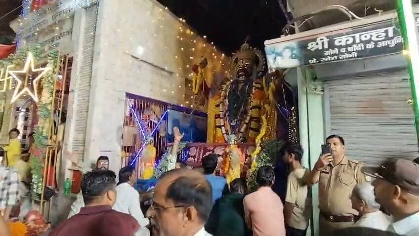 फतेहपुर के चौक हनुमान मंदिर में विवाद, पुलिस की सूझबूझ से शांत हुआ मामला
हनुमान जी का रथ निकालने में बाधा बना एसी कंप्रेसर, मंदिर कमेटी और ज्वेलर्स व्यापारी के बीच बढ़ा विवाद
कोतवाल हेमंत कुमार मिश्रा की तत्परता की चर्चा, पुलिस ने समझाइश से खुलवाया रास्ता
फतेहपुर | 20 अक्टूबर 2026 | ND NEWS | दैनिक निष्पक्ष धारा
उत्तर प्रदेश के फतेहपुर शहर के चौक स्थित हनुमान मंदिर में भगवान हनुमान जी का रथ निकालने के दौरान एसी के कंप्रेसर को लेकर विवाद हो गया। मंदिर के बाहर दीवार पर लगे कंप्रेसर के कारण रथ निकालने में परेशानी होने की बात सामने आई। मंदिर कमेटी ने संबंधित ज्वेलर्स व्यापारी से कंप्रेसर हटाने को कहा, लेकिन सहमति नहीं बनने पर विवाद बढ़ने लगा। सूचना मिलते ही पुलिस मौके पर पहुंची और बातचीत के जरिए स्थिति संभालते हुए कंप्रेसर हटवाया। इसके बाद रथ का रास्ता साफ हुआ और मामला शांत हो गया।
रथ के रास्ते में बाधा को लेकर बढ़ा विवाद
प्राप्त जानकारी के अनुसार, चौक हनुमान मंदिर से भगवान हनुमान जी का रथ निकालने की तैयारी के दौरान बाहर की दीवार पर लगा एसी कंप्रेसर रास्ते में बाधा बन रहा था। मंदिर कमेटी की ओर से इसे हटाने का आग्रह किया गया। इसी बात को लेकर मंदिर कमेटी और संबंधित व्यापारी के बीच कहासुनी शुरू हो गई। देखते ही देखते मामला बढ़ने की आशंका पैदा हो गई, जिससे मौके पर मौजूद लोगों में हलचल मच गई।
कोतवाल हेमंत कुमार मिश्रा की तत्परता आई काम
घटना की सूचना मिलने पर कोतवाली प्रभारी निरीक्षक हेमंत कुमार मिश्रा के नेतृत्व में पुलिस ने मौके पर पहुंचकर स्थिति को संभालने का प्रयास किया। पुलिस ने दोनों पक्षों से बातचीत की और आपसी सामंजस्य स्थापित कर विवाद को आगे बढ़ने से रोका। समझाइश के बाद एसी कंप्रेसर हटवाया गया, जिससे रथ का आवागमन सुचारू हो सका।
इस घटनाक्रम में पुलिस की समय पर सक्रियता और संवाद के जरिए समाधान निकालने की भूमिका सराहनीय रही। संवेदनशील धार्मिक आयोजन के दौरान विवाद को अनावश्यक रूप से बढ़ने से रोकना कानून-व्यवस्था बनाए रखने की दृष्टि से महत्वपूर्ण है। कोतवाल हेमंत कुमार मिश्रा की तत्परता से स्थिति सामान्य होने में मदद मिली।
आपसी सहयोग से ही कायम रहेगी शांति
धार्मिक आयोजनों के दौरान रास्ते, बिजली के उपकरणों और सार्वजनिक स्थानों से जुड़ी समस्याओं का समाधान पहले से करना जरूरी है। छोटी-सी असहमति भी बड़े विवाद का रूप ले सकती है, इसलिए दोनों पक्षों को संयम और संवाद को प्राथमिकता देनी चाहिए।
एनडी न्यूज़ की अपील: मंदिर कमेटियों, व्यापारियों और नागरिकों से अनुरोध है कि धार्मिक जुलूसों के रास्ते में आने वाली बाधाओं को समय रहते दूर करें। प्रशासन से भी अपील है कि संवेदनशील स्थानों पर समन्वय बनाए रखे, ताकि श्रद्धालु सुरक्षित वातावरण में धार्मिक कार्यक्रम संपन्न कर सकें।
👇👇👇
#NDNews #दैनिकनिष्पक्षधारा #Fatehpur #ChowkHanumanMandir #HemantKumarMishra #FatehpurPolice #UPPolice #धार्मिकआयोजन #कानूनव्यवस्था #जनहित
👇👇
@dgpup
@RSSorg
@UPGovt
@wpl1090
@RSSgeet
@Uppolice
@MIB_India
@PMOIndia
@HMOIndia
@abmanglik
@VHPDigital
@igrangealld
@myogioffice
@InfoDeptUP
@dmfatehpur
@sdmsadarftp
@CMOfficeUP
@CMOUP_RC
@UPPRD1948
@ChiefSecyUP
@ChiefSecyUP
@MahantYogiG
@FatehpurSdm
@fatehpurpolice
@BajrangDalOrg
@rashtrapatibhvn
@UPMahilaKalyan
@112UttarPradesh
@myogiadityanath
@CommissionerPrg
@ADGZonPrayagraj
👇👇👇
🟥 ND NEWS | दैनिक निष्पक्ष धारा
मुख्य संपादक/संस्थापक: राजन सिंह हाड़ा
सह-संपादक: शालिनी सिंह भदौरिया
रिपोर्ट: फतेहपुर जिला ब्यूरो
📅 दिनांक: 20 अक्टूबर 2026
📍 फतेहपुर: 1/1, अटल बिहारी चौराहा, नियर वर्मा चौराहा, UP–212601
📍 लखनऊ: विधानसभा रोड, बर्लिंगटन चौराहा, UP–226001
📍 दिल्ली: U158, विकास मार्ग, लक्ष्मी नगर, दिल्ली–110092
📧 ndnewschannel@gmail.com
📞 9696119696
संकल्प: निष्पक्ष पत्रकारिता, जनहित सर्वोपरि।