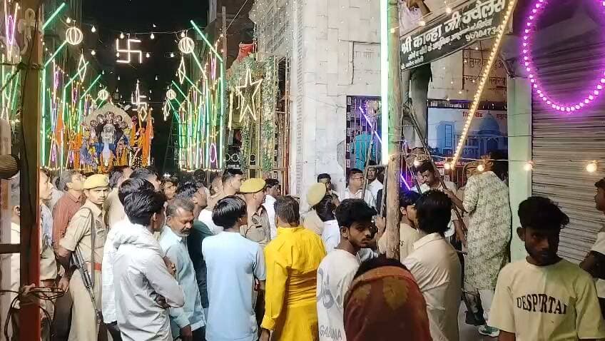फतेहपुर के चौक हनुमान मंदिर में विवाद, पुलिस की सूझबूझ से शांत हुआ मामला
हनुमान जी का रथ निकालने में बाधा बना एसी कंप्रेसर, मंदिर कमेटी और ज्वेलर्स व्यापारी के बीच बढ़ा विवाद
कोतवाल हेमंत कुमार मिश्रा की तत्परता की चर्चा, पुलिस ने समझाइश से खुलवाया रास्ता
फतेहपुर | 20 अक्टूबर 2026 | ND NEWS | दैनिक निष्पक्ष धारा
उत्तर प्रदेश के फतेहपुर शहर के चौक स्थित हनुमान मंदिर में भगवान हनुमान जी का रथ निकालने के दौरान एसी के कंप्रेसर को लेकर विवाद हो गया। मंदिर के बाहर दीवार पर लगे कंप्रेसर के कारण रथ निकालने में परेशानी होने की बात सामने आई। मंदिर कमेटी ने संबंधित ज्वेलर्स व्यापारी से कंप्रेसर हटाने को कहा, लेकिन सहमति नहीं बनने पर विवाद बढ़ने लगा। सूचना मिलते ही पुलिस मौके पर पहुंची और बातचीत के जरिए स्थिति संभालते हुए कंप्रेसर हटवाया। इसके बाद रथ का रास्ता साफ हुआ और मामला शांत हो गया।
रथ के रास्ते में बाधा को लेकर बढ़ा विवाद
प्राप्त जानकारी के अनुसार, चौक हनुमान मंदिर से भगवान हनुमान जी का रथ निकालने की तैयारी के दौरान बाहर की दीवार पर लगा एसी कंप्रेसर रास्ते में बाधा बन रहा था। मंदिर कमेटी की ओर से इसे हटाने का आग्रह किया गया। इसी बात को लेकर मंदिर कमेटी और संबंधित व्यापारी के बीच कहासुनी शुरू हो गई। देखते ही देखते मामला बढ़ने की आशंका पैदा हो गई, जिससे मौके पर मौजूद लोगों में हलचल मच गई।
कोतवाल हेमंत कुमार मिश्रा की तत्परता आई काम
घटना की सूचना मिलने पर कोतवाली प्रभारी निरीक्षक हेमंत कुमार मिश्रा के नेतृत्व में पुलिस ने मौके पर पहुंचकर स्थिति को संभालने का प्रयास किया। पुलिस ने दोनों पक्षों से बातचीत की और आपसी सामंजस्य स्थापित कर विवाद को आगे बढ़ने से रोका। समझाइश के बाद एसी कंप्रेसर हटवाया गया, जिससे रथ का आवागमन सुचारू हो सका।
इस घटनाक्रम में पुलिस की समय पर सक्रियता और संवाद के जरिए समाधान निकालने की भूमिका सराहनीय रही। संवेदनशील धार्मिक आयोजन के दौरान विवाद को अनावश्यक रूप से बढ़ने से रोकना कानून-व्यवस्था बनाए रखने की दृष्टि से महत्वपूर्ण है। कोतवाल हेमंत कुमार मिश्रा की तत्परता से स्थिति सामान्य होने में मदद मिली।
आपसी सहयोग से ही कायम रहेगी शांति
धार्मिक आयोजनों के दौरान रास्ते, बिजली के उपकरणों और सार्वजनिक स्थानों से जुड़ी समस्याओं का समाधान पहले से करना जरूरी है। छोटी-सी असहमति भी बड़े विवाद का रूप ले सकती है, इसलिए दोनों पक्षों को संयम और संवाद को प्राथमिकता देनी चाहिए।
एनडी न्यूज़ की अपील: मंदिर कमेटियों, व्यापारियों और नागरिकों से अनुरोध है कि धार्मिक जुलूसों के रास्ते में आने वाली बाधाओं को समय रहते दूर करें। प्रशासन से भी अपील है कि संवेदनशील स्थानों पर समन्वय बनाए रखे, ताकि श्रद्धालु सुरक्षित वातावरण में धार्मिक कार्यक्रम संपन्न कर सकें।
👇👇👇
#NDNews #दैनिकनिष्पक्षधारा #Fatehpur #ChowkHanumanMandir #HemantKumarMishra #FatehpurPolice #UPPolice #धार्मिकआयोजन #कानूनव्यवस्था #जनहित
👇👇
@dgpup
@RSSorg
@UPGovt
@wpl1090
@RSSgeet
@Uppolice
@MIB_India
@PMOIndia
@HMOIndia
@abmanglik
@VHPDigital
@igrangealld
@myogioffice
@InfoDeptUP
@dmfatehpur
@sdmsadarftp
@CMOfficeUP
@CMOUP_RC
@UPPRD1948
@ChiefSecyUP
@ChiefSecyUP
@MahantYogiG
@FatehpurSdm
@fatehpurpolice
@BajrangDalOrg
@rashtrapatibhvn
@UPMahilaKalyan
@112UttarPradesh
@myogiadityanath
@CommissionerPrg
@ADGZonPrayagraj
👇👇👇
🟥 ND NEWS | दैनिक निष्पक्ष धारा
मुख्य संपादक/संस्थापक: राजन सिंह हाड़ा
सह-संपादक: शालिनी सिंह भदौरिया
रिपोर्ट: फतेहपुर जिला ब्यूरो
📅 दिनांक: 20 अक्टूबर 2026
📍 फतेहपुर: 1/1, अटल बिहारी चौराहा, नियर वर्मा चौराहा, UP–212601
📍 लखनऊ: विधानसभा रोड, बर्लिंगटन चौराहा, UP–226001
📍 दिल्ली: U158, विकास मार्ग, लक्ष्मी नगर, दिल्ली–110092
📧 ndnewschannel@gmail.com
📞 9696119696
संकल्प: निष्पक्ष पत्रकारिता, जनहित सर्वोपरि।