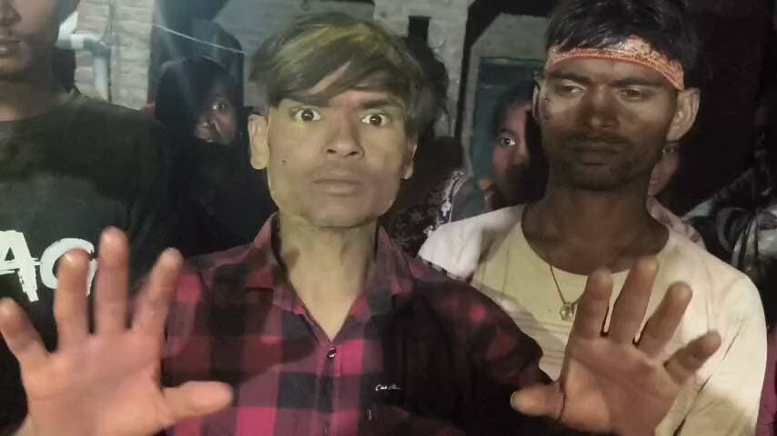फतेहपुर: मूर्ति विसर्जन के दौरान दो गांवों में विवाद, मारपीट के आरोपों से तनाव
थाना प्रभारी अरुण कुमार चतुर्वेदी की सतर्कता से टला बड़ा बवाल, कई थानों की पुलिस तैनात
न्याय की मांग पर अड़े ग्रामीण, जांच के लिए सीसीटीवी फुटेज और प्रत्यक्षदर्शियों के बयान जुटा रही पुलिस
फतेहपुर | 20 अक्टूबर 2026, मंगलवार | दैनिक निष्पक्ष धारा
फतेहपुर जिले के सुल्तानपुर घोष थाना क्षेत्र के बरहापार और मेहंदौली गांव के बीच मूर्ति विसर्जन के दौरान विवाद और मारपीट के आरोपों के बाद तनाव की स्थिति बन गई। ग्रामीणों ने महिलाओं, युवकों और खेतों में धान काट रहे लोगों के साथ लाठी-डंडों से मारपीट किए जाने का आरोप लगाया है। कुछ लोगों ने कुल्हाड़ी से हमला करने की बात भी कही है। थाना प्रभारी निरीक्षक अरुण कुमार चतुर्वेदी की सतर्कता और अतिरिक्त पुलिस बल की तैनाती से बड़ा बवाल टालने का प्रयास किया गया। मौके पर खागा क्षेत्राधिकारी भी पहुंचे और नाराज ग्रामीणों को समझाने की कोशिश की।
विसर्जन रोककर कार्रवाई की मांग
ग्रामीणों के अनुसार, बरहापार गांव के लोग अपनी मूर्ति विसर्जन के लिए जा रहे थे। इसी दौरान पड़ोसी मेहंदौली गांव के कुछ लोगों के साथ कहासुनी हुई। ग्रामीणों का आरोप है कि महिलाओं से कथित अभद्रता का विरोध करने पर विवाद बढ़ा और बाद में बड़ी संख्या में लोग लाठी-डंडे लेकर बरहापार पहुंचे। शिकायतकर्ताओं ने मारपीट में कई लोगों के घायल होने की बात कही है। हालांकि, आरोपों की स्वतंत्र पुष्टि और घटना में शामिल लोगों की भूमिका पुलिस जांच के बाद ही स्पष्ट होगी।
ग्रामीणों ने लगाए गंभीर आरोप
वीडियो में ग्रामीण मनोज कुमार और अशोक कुमार ने आरोप लगाया कि विवाद के दौरान महिलाओं, युवकों और खेतों में काम कर रहे लोगों को निशाना बनाया गया। उनका कहना है कि पहले भी विसर्जन को लेकर विवाद और धमकी की घटनाएं हुई थीं। ग्रामीणों ने आरोपितों के खिलाफ मुकदमा दर्ज करने और गिरफ्तारी की मांग करते हुए कहा कि जब तक न्याय नहीं मिलेगा, वे मूर्ति विसर्जन नहीं करेंगे।
कुछ ग्रामीणों ने आरोपित पक्ष के एक व्यक्ति के चिकित्सक होने का उल्लेख करते हुए उसके पेशेवर आचरण की जांच की मांग भी की। इन आरोपों के आधार पर किसी व्यक्ति को दोषी नहीं माना जा सकता; संबंधित तथ्यों की पुष्टि सक्षम अधिकारियों द्वारा की जानी आवश्यक है।
पुलिस जुटा रही साक्ष्य
सूचना मिलने पर थाना प्रभारी अरुण कुमार चतुर्वेदी ने कानून-व्यवस्था बनाए रखने के लिए कई थानों से पुलिस बल बुलाया। खागा क्षेत्राधिकारी ने भी मौके पर पहुंचकर ग्रामीणों को समझाने का प्रयास किया। पुलिस आसपास लगे सीसीटीवी कैमरों की फुटेज और प्रत्यक्षदर्शियों के बयान जुटा रही है। पुलिस का कहना है कि शिकायत और उपलब्ध साक्ष्यों के आधार पर आगे की कानूनी कार्रवाई की जाएगी। खबर लिखे जाने तक मूर्ति विसर्जन नहीं हुआ था।
ND NEWS की अपील
धार्मिक आयोजन आपसी सम्मान, शांति और भाईचारे का अवसर हैं। किसी भी विवाद में कानून हाथ में न लें, अफवाहें न फैलाएं और बिना पुष्टि किसी की तस्वीर या नाम को दोषी बताकर साझा न करें। ग्रामीणों से अपील है कि शिकायत लिखित रूप में देकर साक्ष्य पुलिस को सौंपें। पुलिस और प्रशासन से निष्पक्ष जांच, घायलों की सहायता, महिलाओं की सुरक्षा और दोष सिद्ध होने पर कानून के अनुसार कार्रवाई सुनिश्चित करने का आग्रह है। शांति बनाए रखना प्रशासन और समाज, दोनों की जिम्मेदारी है।
👇👇
@dgpup
@RSSorg
@UPGovt
@wpl1090
@RSSgeet
@Uppolice
@MIB_India
@PMOIndia
@HMOIndia
@abmanglik
@VHPDigital
@igrangealld
@myogioffice
@InfoDeptUP
@dmfatehpur
@sdmsadarftp
@CMOfficeUP
@CMOUP_RC
@UPPRD1948
@ChiefSecyUP
@ChiefSecyUP
@MahantYogiG
@FatehpurSdm
@fatehpurpolice
@BajrangDalOrg
@rashtrapatibhvn
@UPMahilaKalyan
@112UttarPradesh
@myogiadityanath
@CommissionerPrg
@ADGZonPrayagraj
👇👇
#NDNews #दैनिकनिष्पक्षधारा #Fatehpur #SultanpurGhosh #Khaga #UPPolice #FatehpurPolice #UttarPradeshPolice #LawAndOrder #मूर्तिविसर्जन #निष्पक्षजांच #महिलासुरक्षा
👇👇
🟥 ND NEWS | दैनिक निष्पक्ष धारा
मुख्य संपादक/संस्थापक: राजन सिंह हाड़ा
सह-संपादक: शालिनी सिंह भदौरिया
रिपोर्ट: संबंधित जिला ब्यूरो
📅 दिनांक: 20 अक्टूबर 2026
📍 फतेहपुर: 1/1, अटल बिहारी चौराहा, नियर वर्मा चौराहा, UP–212601
📍 लखनऊ: विधानसभा रोड, बर्लिंगटन चौराहा, UP–226001
📍 दिल्ली: U158, विकास मार्ग, लक्ष्मी नगर, दिल्ली–110092
📧 ndnewschannel@gmail.com
📞 9696119696
संकल्प: निष्पक्ष पत्रकारिता, जनहित सर्वोपरि।