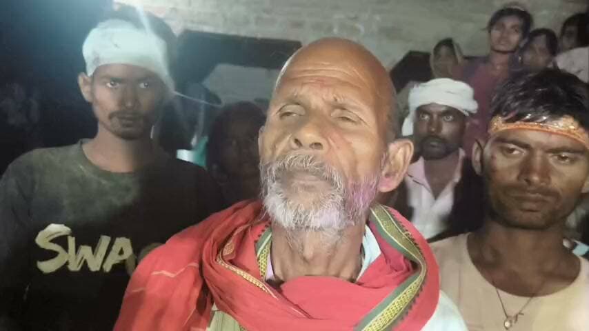 फतेहपुर: मूर्ति विसर्जन के दौरान दो गांवों में विवाद, मारपीट के आरोपों से तनाव
थाना प्रभारी अरुण कुमार चतुर्वेदी की सतर्कता से टला बड़ा बवाल, कई थानों की पुलिस तैनात
न्याय की मांग पर अड़े ग्रामीण, जांच के लिए सीसीटीवी फुटेज और प्रत्यक्षदर्शियों के बयान जुटा रही पुलिस
फतेहपुर | 20 अक्टूबर 2026, मंगलवार | दैनिक निष्पक्ष धारा
फतेहपुर जिले के सुल्तानपुर घोष थाना क्षेत्र के बरहापार और मेहंदौली गांव के बीच मूर्ति विसर्जन के दौरान विवाद और मारपीट के आरोपों के बाद तनाव की स्थिति बन गई। ग्रामीणों ने महिलाओं, युवकों और खेतों में धान काट रहे लोगों के साथ लाठी-डंडों से मारपीट किए जाने का आरोप लगाया है। कुछ लोगों ने कुल्हाड़ी से हमला करने की बात भी कही है। थाना प्रभारी निरीक्षक अरुण कुमार चतुर्वेदी की सतर्कता और अतिरिक्त पुलिस बल की तैनाती से बड़ा बवाल टालने का प्रयास किया गया। मौके पर खागा क्षेत्राधिकारी भी पहुंचे और नाराज ग्रामीणों को समझाने की कोशिश की।
विसर्जन रोककर कार्रवाई की मांग
ग्रामीणों के अनुसार, बरहापार गांव के लोग अपनी मूर्ति विसर्जन के लिए जा रहे थे। इसी दौरान पड़ोसी मेहंदौली गांव के कुछ लोगों के साथ कहासुनी हुई। ग्रामीणों का आरोप है कि महिलाओं से कथित अभद्रता का विरोध करने पर विवाद बढ़ा और बाद में बड़ी संख्या में लोग लाठी-डंडे लेकर बरहापार पहुंचे। शिकायतकर्ताओं ने मारपीट में कई लोगों के घायल होने की बात कही है। हालांकि, आरोपों की स्वतंत्र पुष्टि और घटना में शामिल लोगों की भूमिका पुलिस जांच के बाद ही स्पष्ट होगी।
ग्रामीणों ने लगाए गंभीर आरोप
वीडियो में ग्रामीण मनोज कुमार और अशोक कुमार ने आरोप लगाया कि विवाद के दौरान महिलाओं, युवकों और खेतों में काम कर रहे लोगों को निशाना बनाया गया। उनका कहना है कि पहले भी विसर्जन को लेकर विवाद और धमकी की घटनाएं हुई थीं। ग्रामीणों ने आरोपितों के खिलाफ मुकदमा दर्ज करने और गिरफ्तारी की मांग करते हुए कहा कि जब तक न्याय नहीं मिलेगा, वे मूर्ति विसर्जन नहीं करेंगे।
कुछ ग्रामीणों ने आरोपित पक्ष के एक व्यक्ति के चिकित्सक होने का उल्लेख करते हुए उसके पेशेवर आचरण की जांच की मांग भी की। इन आरोपों के आधार पर किसी व्यक्ति को दोषी नहीं माना जा सकता; संबंधित तथ्यों की पुष्टि सक्षम अधिकारियों द्वारा की जानी आवश्यक है।
पुलिस जुटा रही साक्ष्य
सूचना मिलने पर थाना प्रभारी अरुण कुमार चतुर्वेदी ने कानून-व्यवस्था बनाए रखने के लिए कई थानों से पुलिस बल बुलाया। खागा क्षेत्राधिकारी ने भी मौके पर पहुंचकर ग्रामीणों को समझाने का प्रयास किया। पुलिस आसपास लगे सीसीटीवी कैमरों की फुटेज और प्रत्यक्षदर्शियों के बयान जुटा रही है। पुलिस का कहना है कि शिकायत और उपलब्ध साक्ष्यों के आधार पर आगे की कानूनी कार्रवाई की जाएगी। खबर लिखे जाने तक मूर्ति विसर्जन नहीं हुआ था।
ND NEWS की अपील
धार्मिक आयोजन आपसी सम्मान, शांति और भाईचारे का अवसर हैं। किसी भी विवाद में कानून हाथ में न लें, अफवाहें न फैलाएं और बिना पुष्टि किसी की तस्वीर या नाम को दोषी बताकर साझा न करें। ग्रामीणों से अपील है कि शिकायत लिखित रूप में देकर साक्ष्य पुलिस को सौंपें। पुलिस और प्रशासन से निष्पक्ष जांच, घायलों की सहायता, महिलाओं की सुरक्षा और दोष सिद्ध होने पर कानून के अनुसार कार्रवाई सुनिश्चित करने का आग्रह है। शांति बनाए रखना प्रशासन और समाज, दोनों की जिम्मेदारी है।
👇👇
@dgpup
@RSSorg
@UPGovt
@wpl1090
@RSSgeet
@Uppolice
@MIB_India
@PMOIndia
@HMOIndia
@abmanglik
@VHPDigital
@igrangealld
@myogioffice
@InfoDeptUP
@dmfatehpur
@sdmsadarftp
@CMOfficeUP
@CMOUP_RC
@UPPRD1948
@ChiefSecyUP
@ChiefSecyUP
@MahantYogiG
@FatehpurSdm
@fatehpurpolice
@BajrangDalOrg
@rashtrapatibhvn
@UPMahilaKalyan
@112UttarPradesh
@myogiadityanath
@CommissionerPrg
@ADGZonPrayagraj
👇👇
#NDNews #दैनिकनिष्पक्षधारा #Fatehpur #SultanpurGhosh #Khaga #UPPolice #FatehpurPolice #UttarPradeshPolice #LawAndOrder #मूर्तिविसर्जन #निष्पक्षजांच #महिलासुरक्षा
👇👇
🟥 ND NEWS | दैनिक निष्पक्ष धारा
मुख्य संपादक/संस्थापक: राजन सिंह हाड़ा
सह-संपादक: शालिनी सिंह भदौरिया
रिपोर्ट: संबंधित जिला ब्यूरो
📅 दिनांक: 20 अक्टूबर 2026
📍 फतेहपुर: 1/1, अटल बिहारी चौराहा, नियर वर्मा चौराहा, UP–212601
📍 लखनऊ: विधानसभा रोड, बर्लिंगटन चौराहा, UP–226001
📍 दिल्ली: U158, विकास मार्ग, लक्ष्मी नगर, दिल्ली–110092
📧 ndnewschannel@gmail.com
📞 9696119696
संकल्प: निष्पक्ष पत्रकारिता, जनहित सर्वोपरि।
