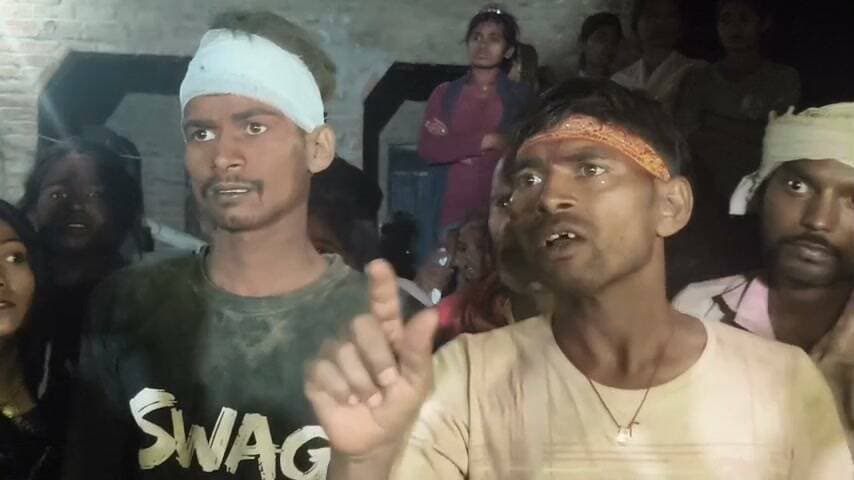फतेहपुर: मूर्ति विसर्जन के दौरान दो गांवों में विवाद, मारपीट के आरोपों से तनाव
थाना प्रभारी अरुण कुमार चतुर्वेदी की सतर्कता से टला बड़ा बवाल, कई थानों की पुलिस तैनात
न्याय की मांग पर अड़े ग्रामीण, जांच के लिए सीसीटीवी फुटेज और प्रत्यक्षदर्शियों के बयान जुटा रही पुलिस
फतेहपुर | 20 अक्टूबर 2026, मंगलवार | दैनिक निष्पक्ष धारा
फतेहपुर जिले के सुल्तानपुर घोष थाना क्षेत्र के बरहापार और मेहंदौली गांव के बीच मूर्ति विसर्जन के दौरान विवाद और मारपीट के आरोपों के बाद तनाव की स्थिति बन गई। ग्रामीणों ने महिलाओं, युवकों और खेतों में धान काट रहे लोगों के साथ लाठी-डंडों से मारपीट किए जाने का आरोप लगाया है। कुछ लोगों ने कुल्हाड़ी से हमला करने की बात भी कही है। थाना प्रभारी निरीक्षक अरुण कुमार चतुर्वेदी की सतर्कता और अतिरिक्त पुलिस बल की तैनाती से बड़ा बवाल टालने का प्रयास किया गया। मौके पर खागा क्षेत्राधिकारी भी पहुंचे और नाराज ग्रामीणों को समझाने की कोशिश की।
विसर्जन रोककर कार्रवाई की मांग
ग्रामीणों के अनुसार, बरहापार गांव के लोग अपनी मूर्ति विसर्जन के लिए जा रहे थे। इसी दौरान पड़ोसी मेहंदौली गांव के कुछ लोगों के साथ कहासुनी हुई। ग्रामीणों का आरोप है कि महिलाओं से कथित अभद्रता का विरोध करने पर विवाद बढ़ा और बाद में बड़ी संख्या में लोग लाठी-डंडे लेकर बरहापार पहुंचे। शिकायतकर्ताओं ने मारपीट में कई लोगों के घायल होने की बात कही है। हालांकि, आरोपों की स्वतंत्र पुष्टि और घटना में शामिल लोगों की भूमिका पुलिस जांच के बाद ही स्पष्ट होगी।
ग्रामीणों ने लगाए गंभीर आरोप
वीडियो में ग्रामीण मनोज कुमार और अशोक कुमार ने आरोप लगाया कि विवाद के दौरान महिलाओं, युवकों और खेतों में काम कर रहे लोगों को निशाना बनाया गया। उनका कहना है कि पहले भी विसर्जन को लेकर विवाद और धमकी की घटनाएं हुई थीं। ग्रामीणों ने आरोपितों के खिलाफ मुकदमा दर्ज करने और गिरफ्तारी की मांग करते हुए कहा कि जब तक न्याय नहीं मिलेगा, वे मूर्ति विसर्जन नहीं करेंगे।
कुछ ग्रामीणों ने आरोपित पक्ष के एक व्यक्ति के चिकित्सक होने का उल्लेख करते हुए उसके पेशेवर आचरण की जांच की मांग भी की। इन आरोपों के आधार पर किसी व्यक्ति को दोषी नहीं माना जा सकता; संबंधित तथ्यों की पुष्टि सक्षम अधिकारियों द्वारा की जानी आवश्यक है।
पुलिस जुटा रही साक्ष्य
सूचना मिलने पर थाना प्रभारी अरुण कुमार चतुर्वेदी ने कानून-व्यवस्था बनाए रखने के लिए कई थानों से पुलिस बल बुलाया। खागा क्षेत्राधिकारी ने भी मौके पर पहुंचकर ग्रामीणों को समझाने का प्रयास किया। पुलिस आसपास लगे सीसीटीवी कैमरों की फुटेज और प्रत्यक्षदर्शियों के बयान जुटा रही है। पुलिस का कहना है कि शिकायत और उपलब्ध साक्ष्यों के आधार पर आगे की कानूनी कार्रवाई की जाएगी। खबर लिखे जाने तक मूर्ति विसर्जन नहीं हुआ था।
ND NEWS की अपील
धार्मिक आयोजन आपसी सम्मान, शांति और भाईचारे का अवसर हैं। किसी भी विवाद में कानून हाथ में न लें, अफवाहें न फैलाएं और बिना पुष्टि किसी की तस्वीर या नाम को दोषी बताकर साझा न करें। ग्रामीणों से अपील है कि शिकायत लिखित रूप में देकर साक्ष्य पुलिस को सौंपें। पुलिस और प्रशासन से निष्पक्ष जांच, घायलों की सहायता, महिलाओं की सुरक्षा और दोष सिद्ध होने पर कानून के अनुसार कार्रवाई सुनिश्चित करने का आग्रह है। शांति बनाए रखना प्रशासन और समाज, दोनों की जिम्मेदारी है।
👇👇
@dgpup
@RSSorg
@UPGovt
@wpl1090
@RSSgeet
@Uppolice
@MIB_India
@PMOIndia
@HMOIndia
@abmanglik
@VHPDigital
@igrangealld
@myogioffice
@InfoDeptUP
@dmfatehpur
@sdmsadarftp
@CMOfficeUP
@CMOUP_RC
@UPPRD1948
@ChiefSecyUP
@ChiefSecyUP
@MahantYogiG
@FatehpurSdm
@fatehpurpolice
@BajrangDalOrg
@rashtrapatibhvn
@UPMahilaKalyan
@112UttarPradesh
@myogiadityanath
@CommissionerPrg
@ADGZonPrayagraj
👇👇
#NDNews #दैनिकनिष्पक्षधारा #Fatehpur #SultanpurGhosh #Khaga #UPPolice #FatehpurPolice #UttarPradeshPolice #LawAndOrder #मूर्तिविसर्जन #निष्पक्षजांच #महिलासुरक्षा
👇👇
🟥 ND NEWS | दैनिक निष्पक्ष धारा
मुख्य संपादक/संस्थापक: राजन सिंह हाड़ा
सह-संपादक: शालिनी सिंह भदौरिया
रिपोर्ट: संबंधित जिला ब्यूरो
📅 दिनांक: 20 अक्टूबर 2026
📍 फतेहपुर: 1/1, अटल बिहारी चौराहा, नियर वर्मा चौराहा, UP–212601
📍 लखनऊ: विधानसभा रोड, बर्लिंगटन चौराहा, UP–226001
📍 दिल्ली: U158, विकास मार्ग, लक्ष्मी नगर, दिल्ली–110092
📧 ndnewschannel@gmail.com
📞 9696119696
संकल्प: निष्पक्ष पत्रकारिता, जनहित सर्वोपरि।