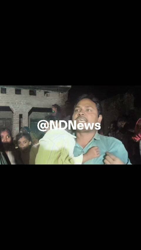 फतेहपुर: मूर्ति विसर्जन के दौरान दो गांवों में विवाद, मारपीट के आरोपों से तनाव
थाना प्रभारी अरुण कुमार चतुर्वेदी की सतर्कता से टला बड़ा बवाल, कई थानों की पुलिस तैनात
न्याय की मांग पर अड़े ग्रामीण, जांच के लिए सीसीटीवी फुटेज और प्रत्यक्षदर्शियों के बयान जुटा रही पुलिस
फतेहपुर | 20 अक्टूबर 2026, मंगलवार | दैनिक निष्पक्ष धारा
फतेहपुर जिले के सुल्तानपुर घोष थाना क्षेत्र के बरहापार और मेहंदौली गांव के बीच मूर्ति विसर्जन के दौरान विवाद और मारपीट के आरोपों के बाद तनाव की स्थिति बन गई। ग्रामीणों ने महिलाओं, युवकों और खेतों में धान काट रहे लोगों के साथ लाठी-डंडों से मारपीट किए जाने का आरोप लगाया है। कुछ लोगों ने कुल्हाड़ी से हमला करने की बात भी कही है। थाना प्रभारी निरीक्षक अरुण कुमार चतुर्वेदी की सतर्कता और अतिरिक्त पुलिस बल की तैनाती से बड़ा बवाल टालने का प्रयास किया गया। मौके पर खागा क्षेत्राधिकारी भी पहुंचे और नाराज ग्रामीणों को समझाने की कोशिश की।
विसर्जन रोककर कार्रवाई की मांग
ग्रामीणों के अनुसार, बरहापार गांव के लोग अपनी मूर्ति विसर्जन के लिए जा रहे थे। इसी दौरान पड़ोसी मेहंदौली गांव के कुछ लोगों के साथ कहासुनी हुई। ग्रामीणों का आरोप है कि महिलाओं से कथित अभद्रता का विरोध करने पर विवाद बढ़ा और बाद में बड़ी संख्या में लोग लाठी-डंडे लेकर बरहापार पहुंचे। शिकायतकर्ताओं ने मारपीट में कई लोगों के घायल होने की बात कही है। हालांकि, आरोपों की स्वतंत्र पुष्टि और घटना में शामिल लोगों की भूमिका पुलिस जांच के बाद ही स्पष्ट होगी।
ग्रामीणों ने लगाए गंभीर आरोप
वीडियो में ग्रामीण मनोज कुमार और अशोक कुमार ने आरोप लगाया कि विवाद के दौरान महिलाओं, युवकों और खेतों में काम कर रहे लोगों को निशाना बनाया गया। उनका कहना है कि पहले भी विसर्जन को लेकर विवाद और धमकी की घटनाएं हुई थीं। ग्रामीणों ने आरोपितों के खिलाफ मुकदमा दर्ज करने और गिरफ्तारी की मांग करते हुए कहा कि जब तक न्याय नहीं मिलेगा, वे मूर्ति विसर्जन नहीं करेंगे।
कुछ ग्रामीणों ने आरोपित पक्ष के एक व्यक्ति के चिकित्सक होने का उल्लेख करते हुए उसके पेशेवर आचरण की जांच की मांग भी की। इन आरोपों के आधार पर किसी व्यक्ति को दोषी नहीं माना जा सकता; संबंधित तथ्यों की पुष्टि सक्षम अधिकारियों द्वारा की जानी आवश्यक है।
पुलिस जुटा रही साक्ष्य
सूचना मिलने पर थाना प्रभारी अरुण कुमार चतुर्वेदी ने कानून-व्यवस्था बनाए रखने के लिए कई थानों से पुलिस बल बुलाया। खागा क्षेत्राधिकारी ने भी मौके पर पहुंचकर ग्रामीणों को समझाने का प्रयास किया। पुलिस आसपास लगे सीसीटीवी कैमरों की फुटेज और प्रत्यक्षदर्शियों के बयान जुटा रही है। पुलिस का कहना है कि शिकायत और उपलब्ध साक्ष्यों के आधार पर आगे की कानूनी कार्रवाई की जाएगी। खबर लिखे जाने तक मूर्ति विसर्जन नहीं हुआ था।
ND NEWS की अपील
धार्मिक आयोजन आपसी सम्मान, शांति और भाईचारे का अवसर हैं। किसी भी विवाद में कानून हाथ में न लें, अफवाहें न फैलाएं और बिना पुष्टि किसी की तस्वीर या नाम को दोषी बताकर साझा न करें। ग्रामीणों से अपील है कि शिकायत लिखित रूप में देकर साक्ष्य पुलिस को सौंपें। पुलिस और प्रशासन से निष्पक्ष जांच, घायलों की सहायता, महिलाओं की सुरक्षा और दोष सिद्ध होने पर कानून के अनुसार कार्रवाई सुनिश्चित करने का आग्रह है। शांति बनाए रखना प्रशासन और समाज, दोनों की जिम्मेदारी है।
👇👇
@dgpup
@RSSorg
@UPGovt
@wpl1090
@RSSgeet
@Uppolice
@MIB_India
@PMOIndia
@HMOIndia
@abmanglik
@VHPDigital
@igrangealld
@myogioffice
@InfoDeptUP
@dmfatehpur
@sdmsadarftp
@CMOfficeUP
@CMOUP_RC
@UPPRD1948
@ChiefSecyUP
@ChiefSecyUP
@MahantYogiG
@FatehpurSdm
@fatehpurpolice
@BajrangDalOrg
@rashtrapatibhvn
@UPMahilaKalyan
@112UttarPradesh
@myogiadityanath
@CommissionerPrg
@ADGZonPrayagraj
👇👇
#NDNews #दैनिकनिष्पक्षधारा #Fatehpur #SultanpurGhosh #Khaga #UPPolice #FatehpurPolice #UttarPradeshPolice #LawAndOrder #मूर्तिविसर्जन #निष्पक्षजांच #महिलासुरक्षा
👇👇
🟥 ND NEWS | दैनिक निष्पक्ष धारा
मुख्य संपादक/संस्थापक: राजन सिंह हाड़ा
सह-संपादक: शालिनी सिंह भदौरिया
रिपोर्ट: संबंधित जिला ब्यूरो
📅 दिनांक: 20 अक्टूबर 2026
📍 फतेहपुर: 1/1, अटल बिहारी चौराहा, नियर वर्मा चौराहा, UP–212601
📍 लखनऊ: विधानसभा रोड, बर्लिंगटन चौराहा, UP–226001
📍 दिल्ली: U158, विकास मार्ग, लक्ष्मी नगर, दिल्ली–110092
📧 ndnewschannel@gmail.com
📞 9696119696
संकल्प: निष्पक्ष पत्रकारिता, जनहित सर्वोपरि।