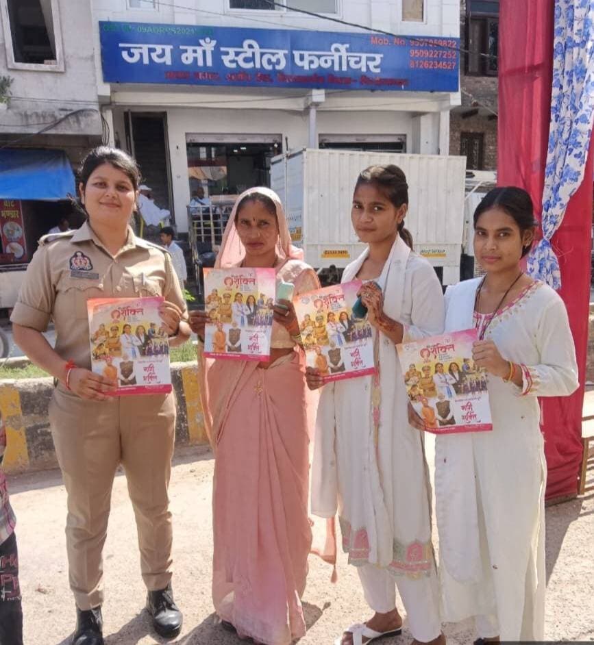 फिरोजाबाद में मिशन शक्ति का तूफान! गांव-गांव, स्कूल-स्कूल पहुंची पुलिस
फिरोजाबाद में आज उत्तर प्रदेश शासन के मिशन शक्ति फेज-06 अभियान के तहत आज जनपद में बड़ा जागरूकता अभियान चलाया गया। वरिष्ठ पुलिस अधीक्षक आदित्य लांग्हे के निर्देशन में थाना प्रभारी और चौकी प्रभारियों ने अपने-अपने क्षेत्रों में रैली और संगोष्ठी का आयोजन किया।
अभियान के दौरान ब्लॉक स्तर, ग्रामों और स्कूल-कॉलेजों में बालिकाओं, महिलाओं और छात्राओं को महिला सशक्तीकरण, सुरक्षा और अधिकारों के बारे में विस्तार से जानकारी दी गई।
पुलिस टीम ने मुख्य रूप से 5 बिंदुओं पर जागरूक किया - महिलाओं के प्रति अपराध की रोकथाम, साइबर हिंसा से सुरक्षा, नशे के दुष्परिणाम, बाल विवाह जैसी कुरीतियां और पारिवारिक विवाद। साथ ही सरकार की जनकल्याणकारी योजनाओं और महिला सुरक्षा हेल्पलाइन नंबर 1090, 1076, 112, 1930 के बारे में बताया गया।
#MissionShakti #FirozabadPolice #FirozabadNews #DDMNewsFirozabad