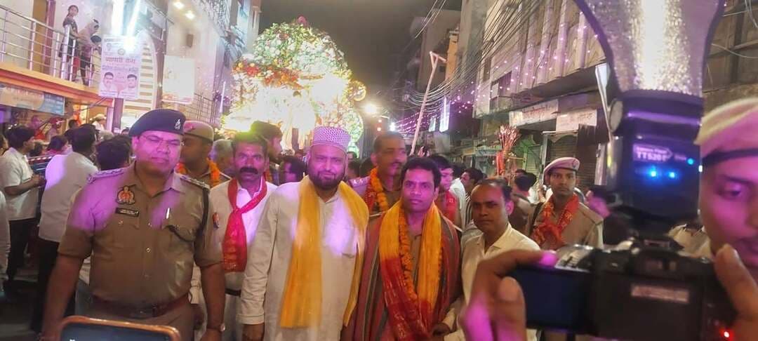 फिरोजाबाद: जामा मस्जिद घंटाघर पर मुस्लिम राष्ट्रीय मंच ने दुर्गा जयंती समिति का किया स्वागत
फिरोजाबाद। मुस्लिम राष्ट्रीय मंच के राष्ट्रीय सह-संयोजक सूफी हसन कादरी दुर्गा जयंती कार्यक्रम में शामिल हुए। इस दौरान उन्होंने कहा कि हम हिंदू-मुस्लिम भाई-भाई का पैगाम दे रहे हैं। लोगों को भले कुछ भी लगे, हमें कोई फर्क नहीं पड़ता, हम हिंदू-मुस्लिम एकता को बढ़ाने का काम कर रहे हैं।
इसी क्रम में मुस्लिम राष्ट्रीय मंच की ओर से घंटाघर स्थित जामा मस्जिद पर एक स्वागत कार्यक्रम आयोजित किया गया। कार्यक्रम की अध्यक्षता सूफी हसन कादरी ने की। उन्होंने दुर्गा जयंती समिति के पदाधिकारियों पर पुष्प वर्षा कर, गुलाबी पगड़ी और माला पहनाकर उनका इस्तकबाल किया।
इस मौके पर जिला मोहर्रम कमेटी के अध्यक्ष मोहसिन मियां, फैसल अनवर, मोहम्मद बिलाल, हसन मियां, राजेश अग्रवाल, संतोष कुमार सिंह, नितेश अग्रवाल, विजय शर्मा, अनीश भाई, शमा भाई सहित अन्य लोग मौजूद रहे।
#FirozabadNews #HinduMuslimEkta #MuslimRashtriyaManch #Ghantaghar #DDMNewsFirozabad