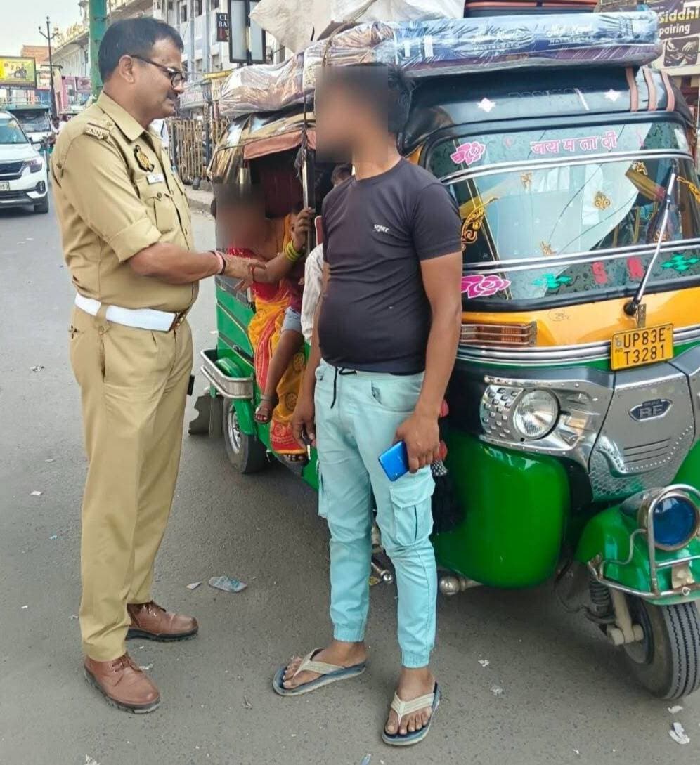 फिरोजाबाद में ट्रैफिक पुलिस का बड़ा एक्शन! SSP आदित्य लांग्हे के आदेश पर आज पूरे जिले में अभियान चला।
48 ऑटो-ई-रिक्शा जो भेड़-बकरी की तरह सवारी भर रहे थे, उनका चालान काटा।
156 गाड़ियां जो 100-120 की स्पीड में भाग रही थीं, स्पीड मीटर से पकड़ी गईं।
टोटल 445 गाड़ियों का चालान हुआ है।
पुलिस ने सिर्फ चालान नहीं काटा, हेलमेट बैंक से हेलमेट भी बांटे और शराब पीकर गाड़ी चलाने वालों को ब्रेथ एनालाइजर से चेक किया।
#FirozabadNews #FirozabadPolice #TrafficRules #SSPFirozabad #DDMNews #Firozabad