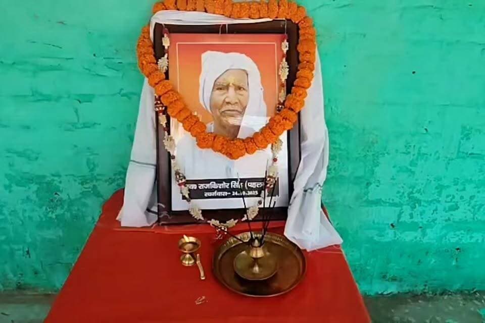 मिट्टी के अखाड़ों ने दिए मऊ को नामचीन पहलवान, लेकिन आज भी बुनियादी सुविधाओं का इंतजार
विजयदशमी पर भाजपा नेता विजय प्रताप सिंह ने स्व. राज किशोर सिंह को दी श्रद्धांजलि, पहलवानों को आधुनिक सुविधाएं उपलब्ध कराने की उठाई मांग
मऊ, विजयदशमी के पावन अवसर पर आदेडीह गांव में भाजपा नेता एवं समाजसेवी विजय प्रताप सिंह ने प्रसिद्ध पहलवान स्वर्गीय राज किशोर सिंह के आवास पर पहुंचकर उनके चित्र पर माल्यार्पण किया और परिजनों से मुलाकात कर उन्हें श्रद्धांजलि अर्पित की। इस दौरान उन्होंने क्षेत्र में कुश्ती की समृद्ध परंपरा और पहलवानों को तैयार करने में स्व. राज किशोर सिंह के योगदान को याद किया।
विजय प्रताप सिंह ने कहा कि स्व. राज किशोर सिंह अपने समय के प्रसिद्ध पहलवान थे। उन्होंने अनेक युवाओं को कुश्ती की बारीकियां सिखाकर इस विधा में पारंगत बनाया। उनके शिष्य जंगपाल सिंह ने वर्ष 1972 में मऊ केसरी का खिताब हासिल कर जिले का गौरव बढ़ाया। उनके अखाड़े से निकले कई पहलवानों ने प्रदेश और राष्ट्रीय स्तर पर अपनी प्रतिभा का लोहा मनवाया। इतना ही नहीं, अनेक पहलवानों ने खेल के दम पर सरकारी नौकरियां हासिल कर अपना भविष्य भी संवारा।
उन्होंने कहा कि सरकार खेलों को बढ़ावा देने के लिए प्रयासरत है, लेकिन धरातल पर पहलवानों को अब भी आधुनिक सुविधाओं, बेहतर प्रशिक्षण और जरूरी संसाधनों का इंतजार है। जनप्रतिनिधियों को कुश्ती जैसे पारंपरिक खेलों के विकास के लिए ठोस पहल करनी चाहिए, ताकि ग्रामीण प्रतिभाओं को आगे बढ़ने का उचित अवसर मिल सके।
विजय प्रताप सिंह ने कहा कि संसाधनों के अभाव के बावजूद पुराने पहलवानों और उनके परिवारों का हौसला नहीं टूटा है। आज भी पारंपरिक मिट्टी के अखाड़ों में बच्चों को कुश्ती के दांव-पेच सिखाकर नई प्रतिभाएं तैयार की जा रही हैं। इसी परंपरा के दम पर स्थानीय स्तर के अनेक युवा केंद्र और प्रदेश सरकार में नौकरी प्राप्त कर चुके हैं। उन्होंने कुश्ती की इस विरासत को संरक्षित करने और युवा पहलवानों को बेहतर सुविधाएं उपलब्ध कराने की आवश्यकता पर जोर दिया।