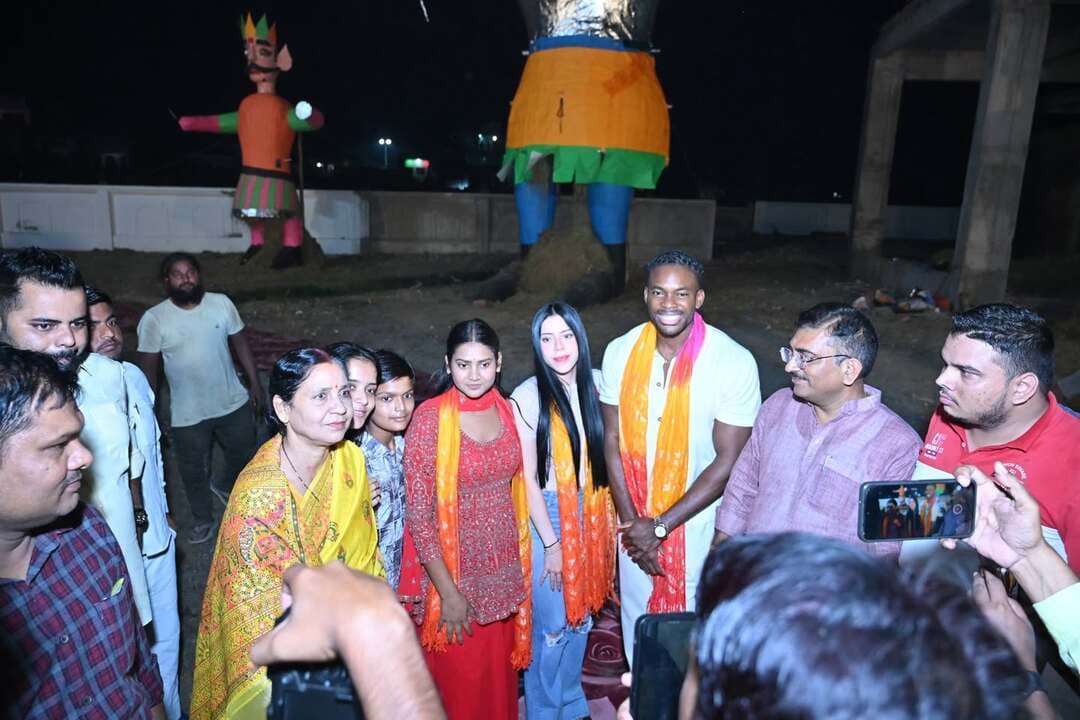 🌟 दिबियापुर दशहरा मेला बना विदेशी मेहमानों के आकर्षण का केंद्र, Marvin Achi और शिवानी कुमारी ने बढ़ाया उत्साह 🎉
📍 दिबियापुर, औरैया। दिबियापुर के भव्य दशहरा मेला में विदेशी सोशल मीडिया इंफ्लुएंसर Marvin Achi, उनकी महिला मित्र और बिग बॉस फेम सोशल मीडिया इंफ्लुएंसर शिवानी कुमारी ने पहुंचकर दर्शकों का उत्साह बढ़ाया। उनकी मौजूदगी को लेकर मेले में लोगों में खास उत्साह देखने को मिला।
इस अवसर पर दिबियापुर नगर पंचायत के चेयरमैन राघव मिश्रा ने सभी अतिथियों का स्वागत किया।
🇮🇳 माना जा रहा है कि विदेशी सोशल मीडिया इंफ्लुएंसर की इस आयोजन में सहभागिता से दिबियापुर की सांस्कृतिक पहचान और भारतीय परंपराओं को अंतरराष्ट्रीय स्तर पर पहचान दिलाने में मदद मिल सकती है।
✨ दिबियापुर का दशहरा मेला—परंपरा, संस्कृति और उत्साह का संगम!
❤️ पोस्ट को लाइक और शेयर करें तथा दिबियापुर और औरैया की ऐसी ही खास जानकारियों के लिए Dibiyapur The Legend पेज को फॉलो करना न भूलें।
#DibiyapurDussehra #MarvinAchi #ShivaniKumari #DibiyapurTheLegend #Auraiya