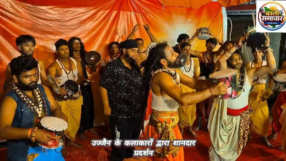 आस्था के महापर्व ज्योति यात्रा में उज्जैन के कलाकारों ने बिखेरी अद्भुत छटा
बस्ती। आस्था के महापर्व ज्योति यात्रा में उज्जैन से आए कलाकारों ने अपनी शानदार प्रस्तुतियों से लोगों का मन मोह लिया। कलाकारों की मनमोहक प्रस्तुति ने पूरे माहौल को भक्तिमय बना दिया। उनकी कला और आकर्षक प्रदर्शन को देखकर श्रद्धालु भावविभोर हो उठे। जय माता दी के जयकारों से वातावरण गूंज उठा और श्रद्धा, भक्ति व उत्साह का अद्भुत संगम देखने को मिला।