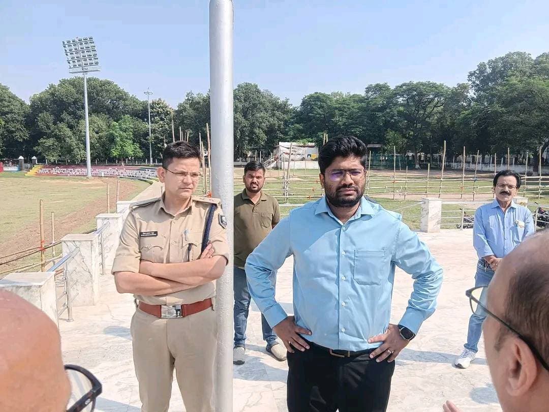 21 अक्टूबर बुधवार को को पोलो ग्राउंड में होने वाले रावण वध कार्यक्रम के सफल आयोजन को लेकर आज जिलाधिकारी निखिल धनराज निप्पाणीकर एवं पुलिस अधीक्षक सैयद इमरान मसूद द्वारा स्थलीय निरीक्षण किया गया, जहां उन्होंने वहां की सुरक्षा व्यवस्था सहित अन्य व्यवस्थाओं का जायजा लिया तथा संबंधित पदाधिकारियों को पूरी व्यवस्था करने हेतु आवश्यक निर्देश दिए।