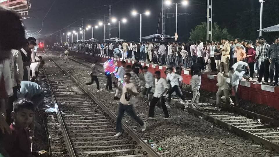 ट्विन टावर और ब्रिटिश पार्लियामेंट देखने उमड़ी भीड़, कल्याणपुर रेलवे स्टेशन पर जान जोखिम में डालकर पटरी पार कर रहे श्रद्धालु
स्टेशन पर फुट ओवरब्रिज की सुविधा नहीं होने के कारण महिला, पुरुष और बच्चे एक प्लेटफार्म से उतरकर रेलवे लाइन पार करते हुए दूसरे प्लेटफार्म पर जा रहे हैं। इस दौरान ट्रेनों का लगातार आना-जाना भी जारी है, जिससे किसी बड़े हादसे की आशंका बनी हुई है। सोमवार देर रात का यह दृश्य रेलवे स्टेशन पर यात्रियों की सुरक्षा व्यवस्था पर सवाल खड़े करता है।
#MungerNews #Munger #kalyanpur #BiharNews #bihar Nitish Chandra Dubey पब्लिक न्यूज़ मुंगेर Citynews Munger Khalid Hussain Munger Prabhat Ranjan TopFan