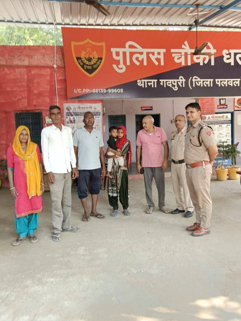 ननिहाल से लापता हुई 2 वर्षीय मासूम को पलवल पुलिस ने तत्परता व जनसहयोग से खोज निकाला, चंद घंटों में सकुशल परिजनों को सौंपा।
Aonenews अरविन्द बक्शी
पुलिस अधीक्षक दीप्ति गर्ग के मार्गदर्शन में पलवल पुलिस का मानवीय चेहरा आया सामने, परिजनों ने जताया आभार तथा पलवल पुलिस की त्वरित कार्यशैली और संवेदनशीलता की मुक्तकंठ से की सराहना।
*पुलिस अधीक्षक श्रीमती दीप्ति गर्ग ने पुलिस टीम और ग्रामीणों के इस साझा मानवीय प्रयास की प्रशंसा की।*
पुलिस प्रवक्ता कार्यालय से प्राप्त जानकारी के अनुसार जिला पुलिस अधीक्षक दीप्ति गर्ग, आईपीएस के कुशल मार्गदर्शन में पलवल पुलिस ने मानवीय संवेदनशीलता और मुस्तैदी का परिचय देते हुए एक राह भटकी हुई दो वर्षीय मासूम बच्ची को सकुशल उसके परिजनों से मिलवाकर एक सराहनीय कार्य किया है।
धतीर चौकी प्रभारी सहायक उप निरीक्षक अमित कुमार के अनुसार, नूंह मेवात के गांव घासेड़ा निवासी नरवीर की दो वर्षीय पुत्री हर्षिका अपनी माता दीपिका के साथ गांव टहरकी स्थित अपने ननिहाल आई हुई थी। खेलते समय मासूम बच्ची अचानक घर से बाहर निकल गई और भटकते हुए सोहना-पलवल मार्ग पर गांव धतीर के नजदीक पहुंच गई। वहां बच्ची को अकेले और लावारिस अवस्था में देखा गया।
सूचना प्राप्त होते ही पुलिस चौकी के जवानों ने बिना किसी विलंब के त्वरित कार्रवाई शुरू की। पुलिस कर्मियों ने गांव धतीर एवं टहरकी के स्थानीय ग्रामीणों के सहयोग से बच्ची की पहचान और परिजनों की खोजबीन के लिए सघन अभियान चलाया। पुलिस की तत्परता और ग्रामीणों के सक्रिय सहयोग से बहुत ही कम समय में बच्ची के परिजनों का पता लगा लिया गया।
सभी आवश्यक औपचारिकताओं को पूरा करते हुए मासूम हर्षिका को सकुशल और सुरक्षित उसकी माता व परिजनों के सुपुर्द कर दिया गया। अपनी लापता बच्ची को सही-सलामत देखकर परिजनों की आंखों से खुशी के आंसू छलक पड़े। बच्ची के परिजनों और उपस्थित ग्रामीणों ने पलवल पुलिस की त्वरित कार्यशैली, सतर्कता और संवेदनशीलता की मुक्तकंठ से सराहना करते हुए जिला पुलिस का हार्दिक आभार प्रकट किया।
पुलिस अधीक्षक दीप्ति गर्ग ने पुलिस टीम और ग्रामीणों के इस साझा मानवीय प्रयास की प्रशंसा की। साथ ही उन्होंने नागरिकों से अपील की कि वे छोटे बच्चों की सुरक्षा और देखरेख को लेकर हमेशा सजग रहें तथा किसी भी अप्रत्याशित परिस्थिति में तुरंत पुलिस हेल्पलाइन या नजदीकी थाने में सूचना दें।